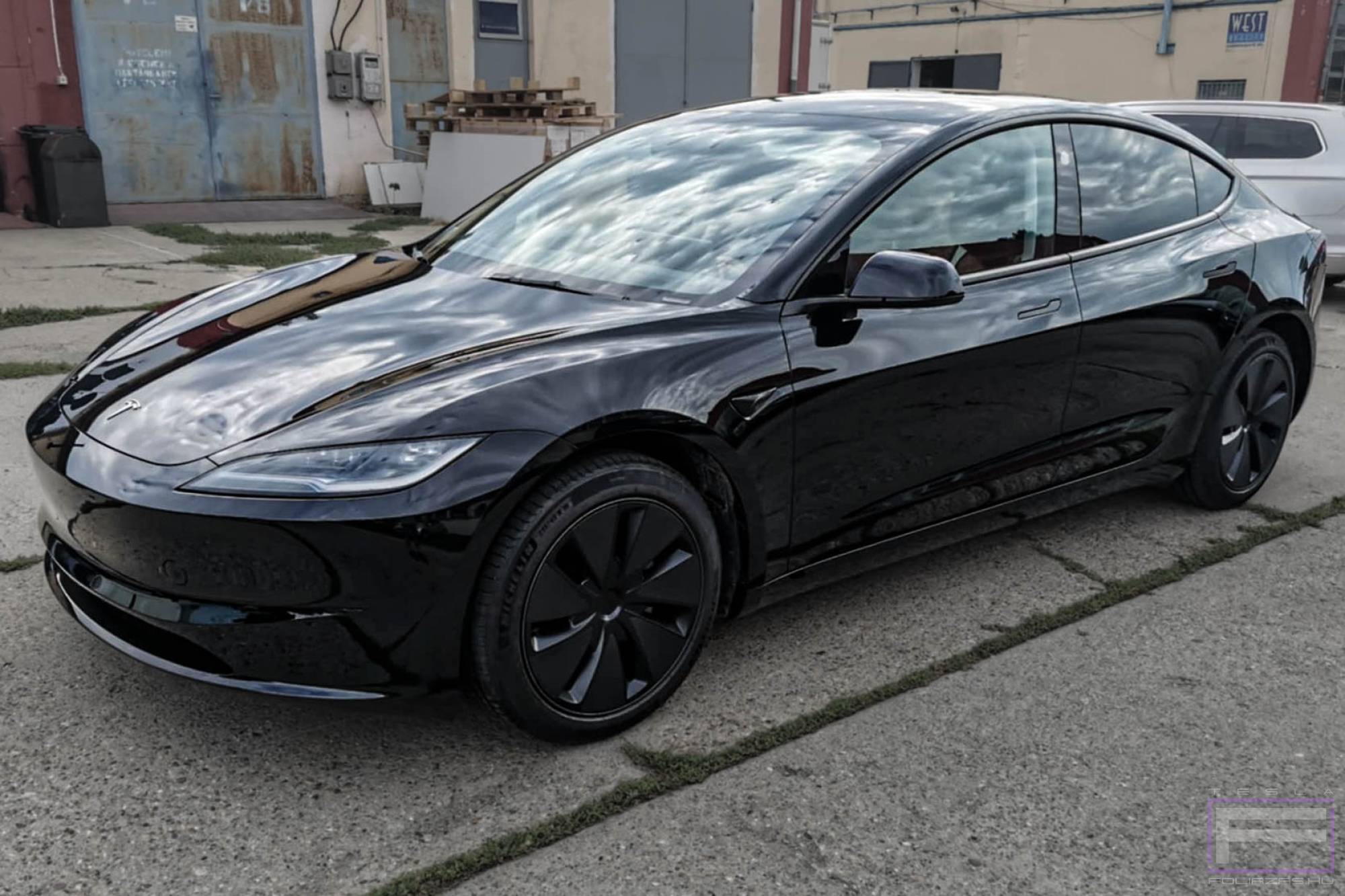 Model 3 Highland 2025 fényes áttetsző kővédő Tesla fóliázás - Teckwrap stone protect PPF 290-G75 Teslafólia bal első nézet