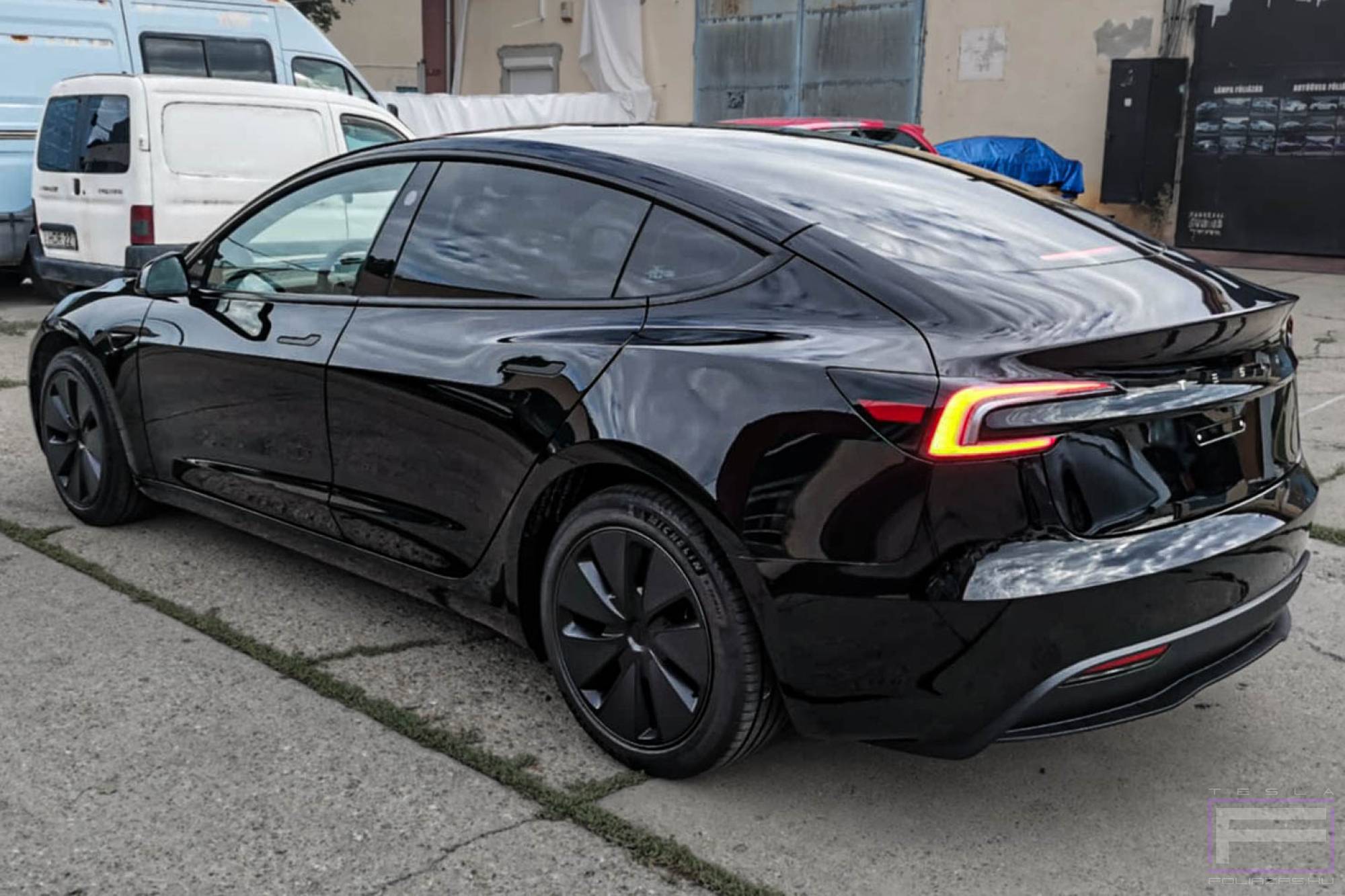 Model 3 Highland 2025 fényes áttetsző kővédő Tesla fóliázás - Teckwrap stone protect PPF 290-G75 Teslafólia bal hátsó nézet