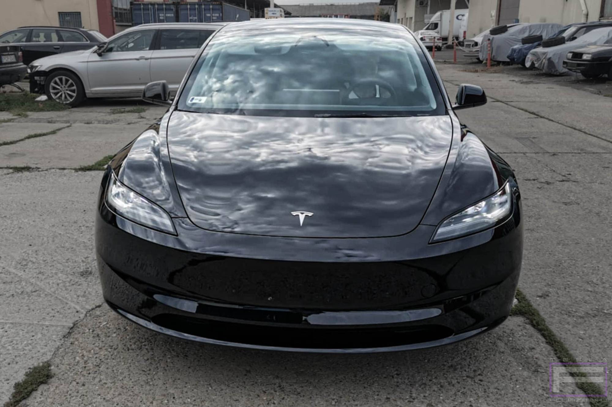 Model 3 Highland 2025 fényes áttetsző kővédő Tesla fóliázás - Teckwrap stone protect PPF 290-G75 Teslafólia első nézet