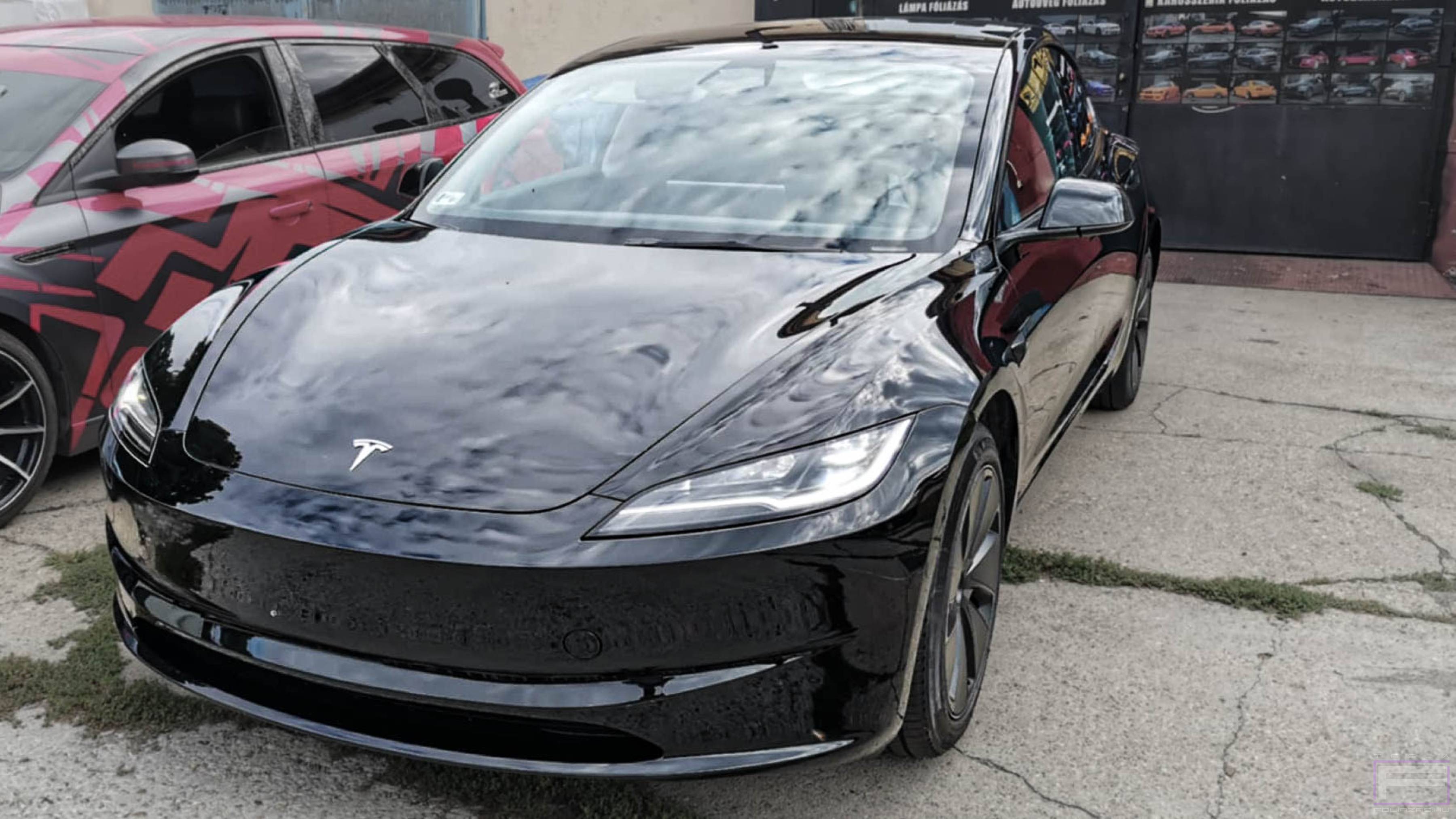 Model 3 Highland 2025 fényes áttetsző kővédő Tesla fóliázás - Teckwrap stone protect PPF 290-G75 Teslafólia fejléc