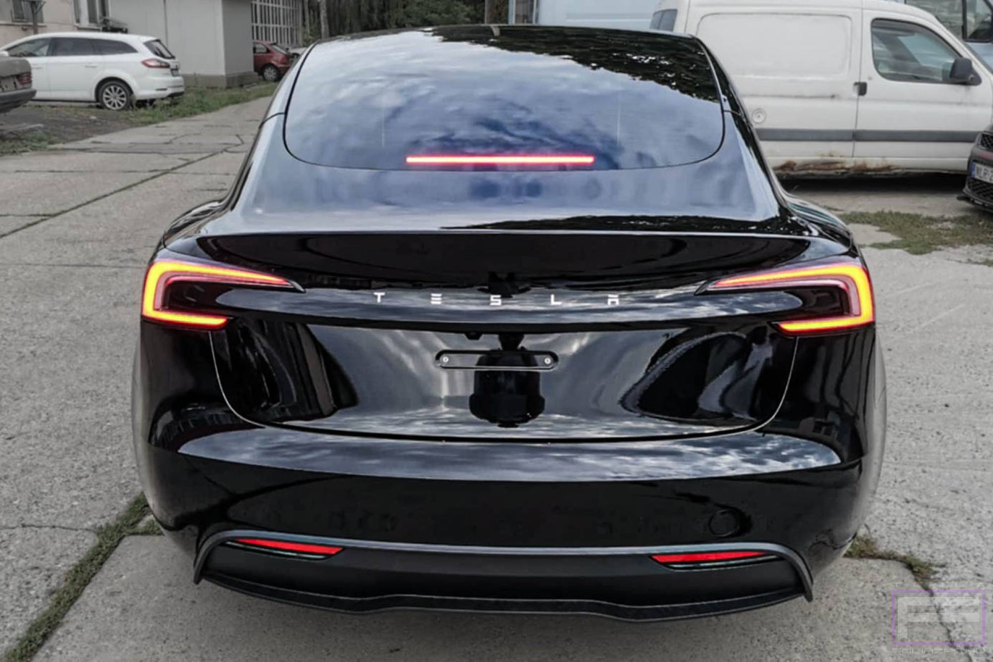 Model 3 Highland 2025 fényes áttetsző kővédő Tesla fóliázás - Teckwrap stone protect PPF 290-G75 Teslafólia hátsó nézet