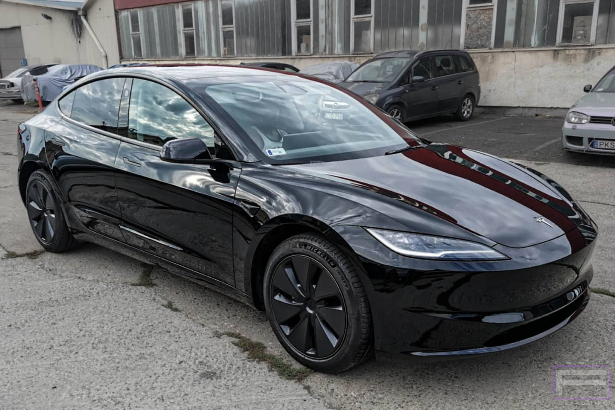 Model 3 Highland 2025 fényes áttetsző kővédő Tesla fóliázás - Teckwrap stone protect PPF 290-G75 Teslafólia jobb első nézet