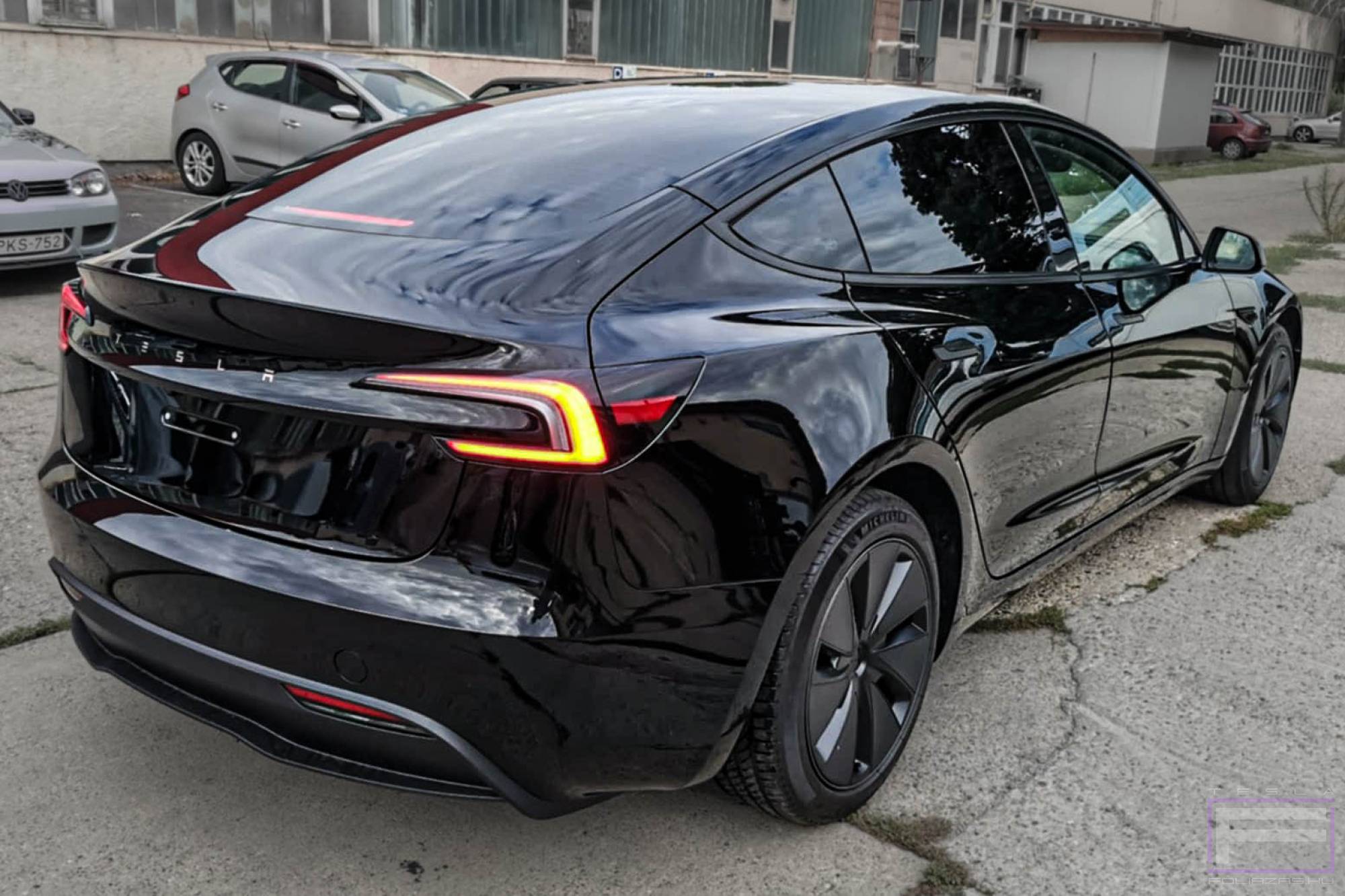 Model 3 Highland 2025 fényes áttetsző kővédő Tesla fóliázás - Teckwrap stone protect PPF 290-G75 Teslafólia jobb hátsó nézet