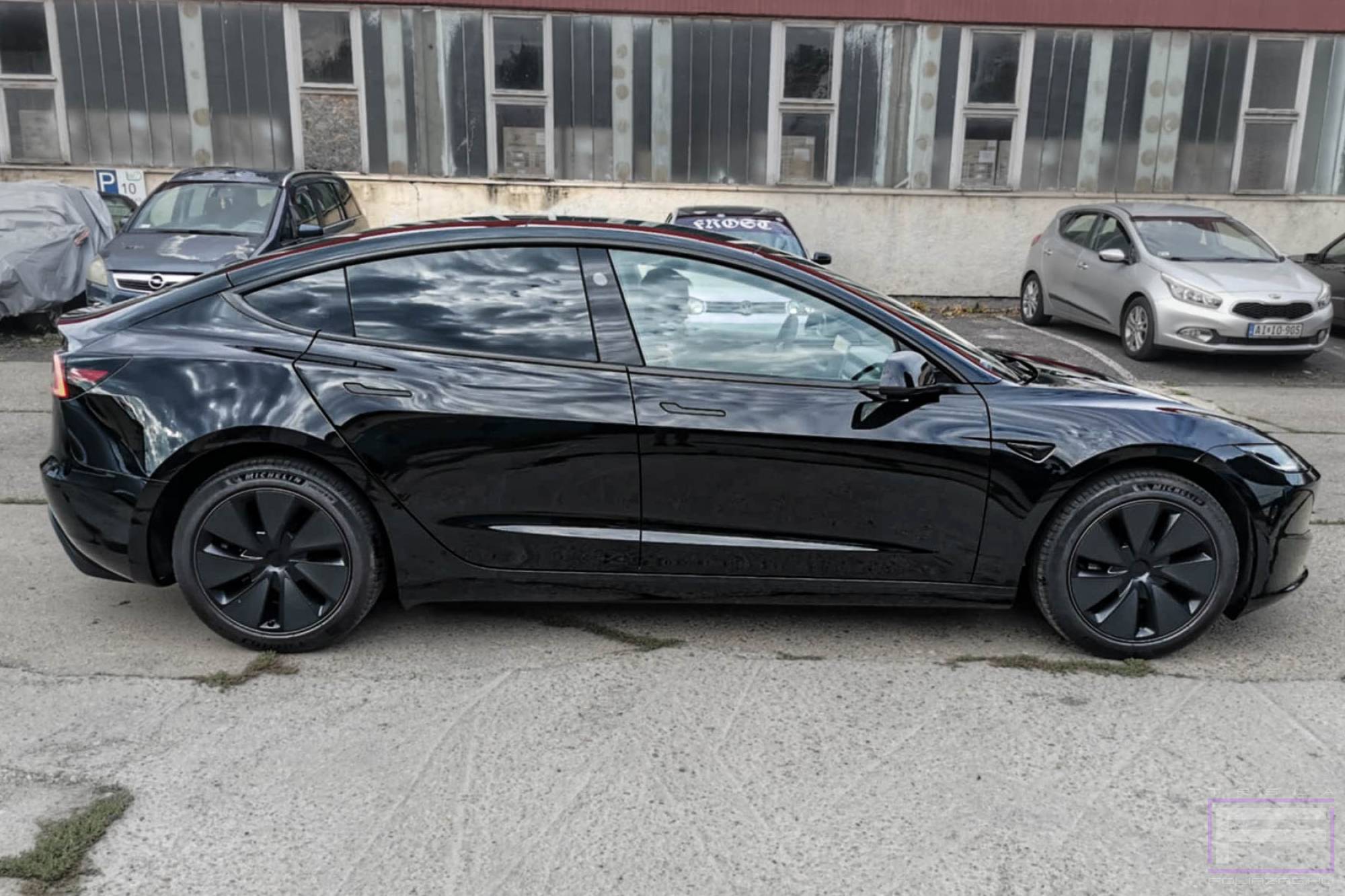 Model 3 Highland 2025 fényes áttetsző kővédő Tesla fóliázás - Teckwrap stone protect PPF 290-G75 Teslafólia jobb oldal nézet