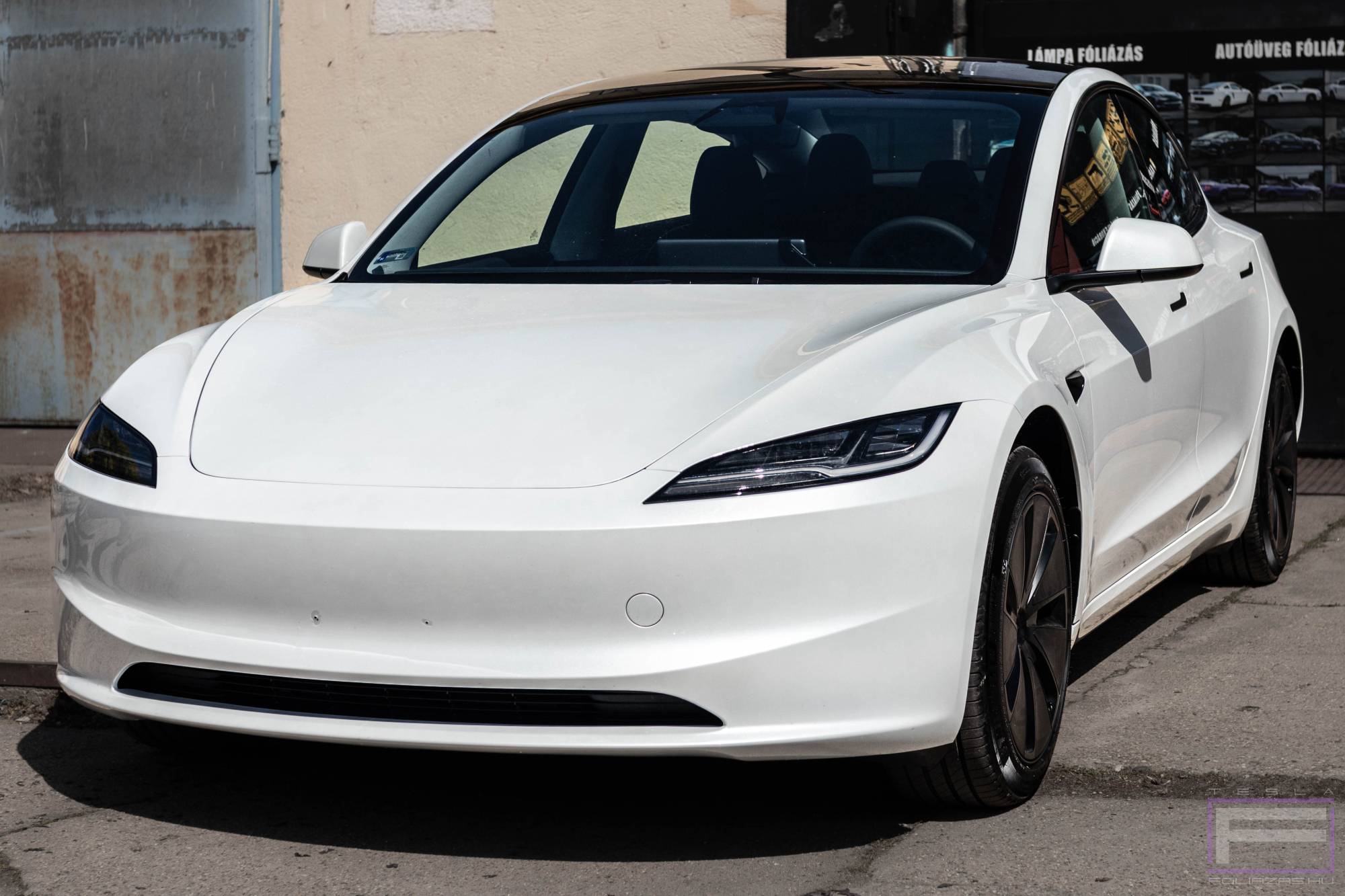 Model 3 Highland 2025 fényes víztiszta karosszéria védő Tesla fóliázás - Teckwrap stone protect PPF 290-G75 Teslafólia bal első nézet