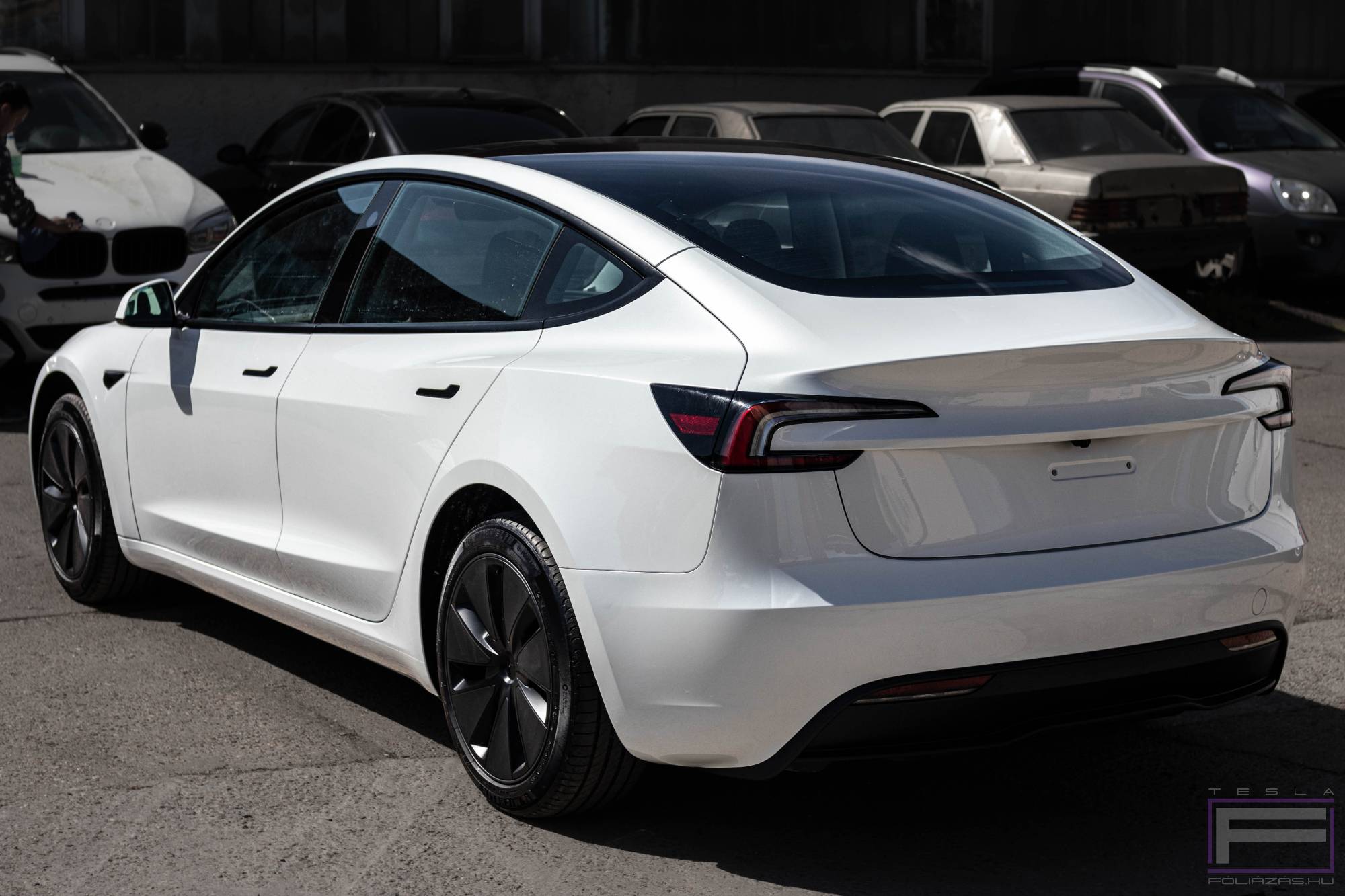 Model 3 Highland 2025 fényes víztiszta karosszéria védő Tesla fóliázás - Teckwrap stone protect PPF 290-G75 Teslafólia bal hátsó nézet