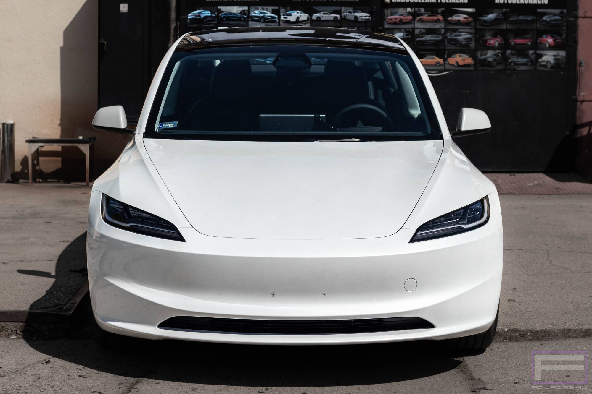Model 3 Highland 2025 fényes víztiszta karosszéria védő Tesla fóliázás - Teckwrap stone protect PPF 290-G75 Teslafólia első nézet
