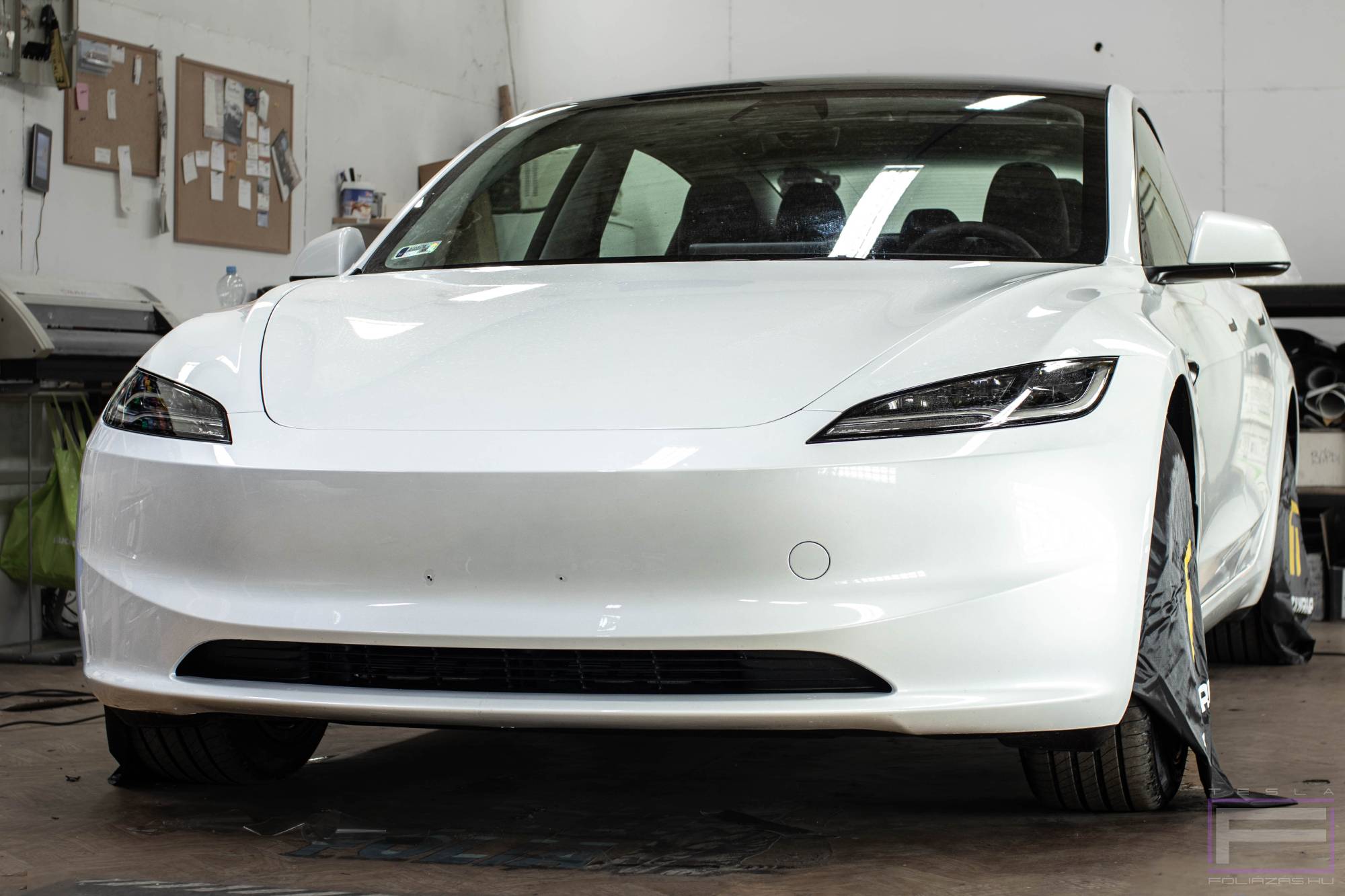 Model 3 Highland 2025 fényes víztiszta karosszéria védő Tesla fóliázás - Teckwrap stone protect PPF 290-G75 Teslafólia eredeti állapot