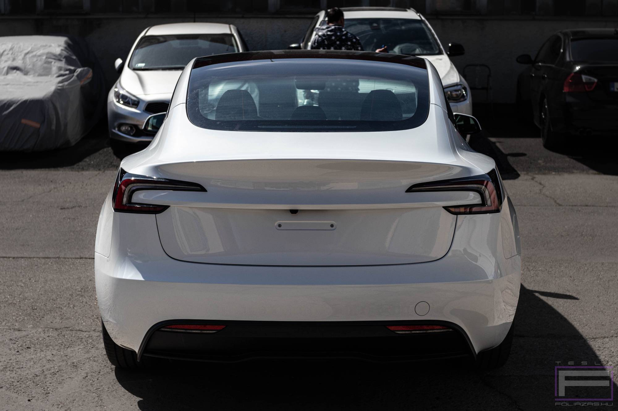 Model 3 Highland 2025 fényes víztiszta karosszéria védő Tesla fóliázás - Teckwrap stone protect PPF 290-G75 Teslafólia hátsó nézet