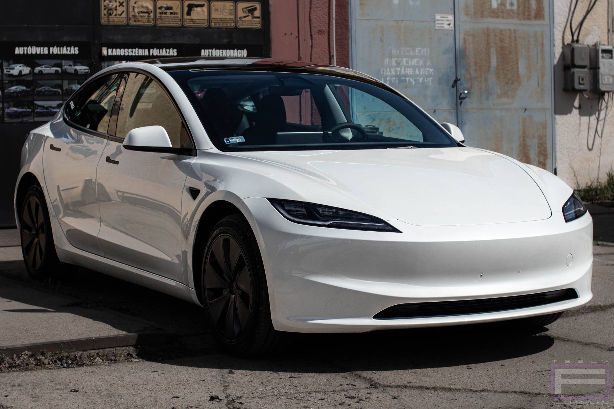 Model 3 Highland 2025 fényes víztiszta karosszéria védő Tesla fóliázás - Teckwrap stone protect PPF 290-G75 Teslafólia jobb első nézet