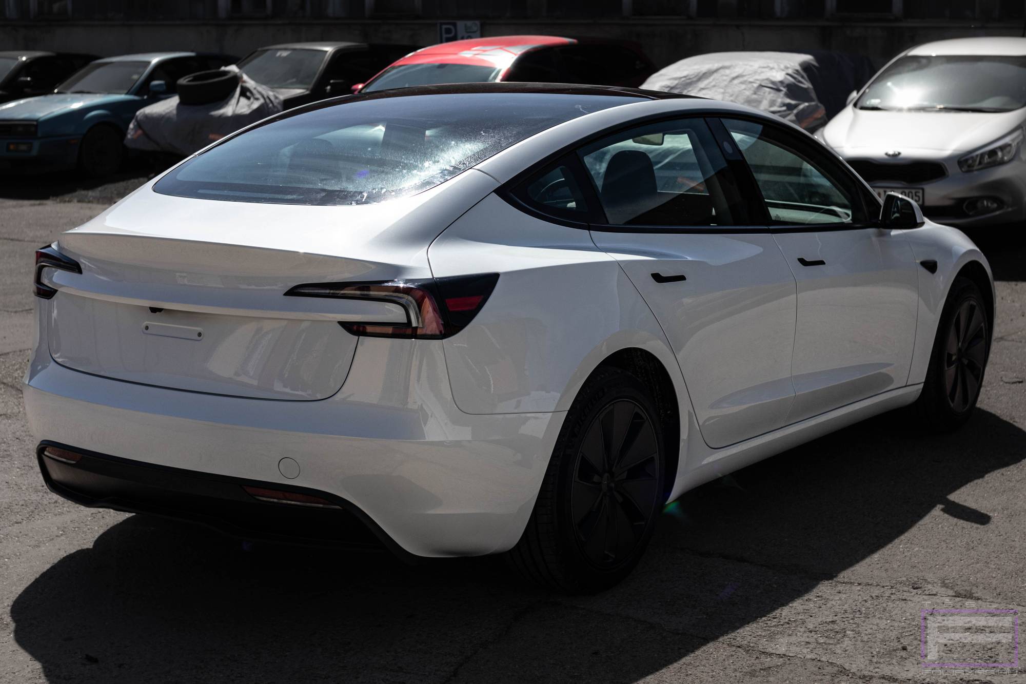 Model 3 Highland 2025 fényes víztiszta karosszéria védő Tesla fóliázás - Teckwrap stone protect PPF 290-G75 Teslafólia jobb hátsó nézet
