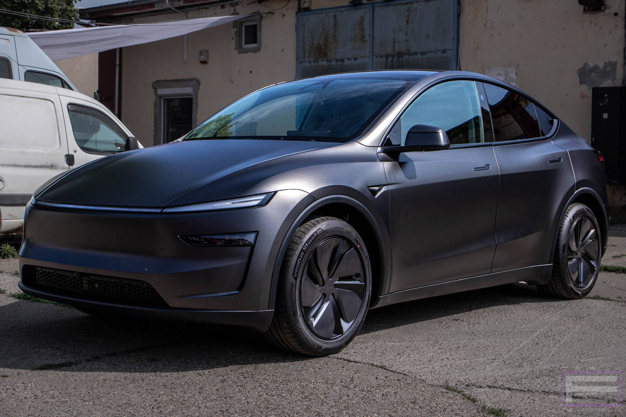 Model 3 Juniter 2025 szatén apolló szürke Tesla fóliázás - Teckwrap Apollo Grey SMT06 Teslafólia bal első nézet