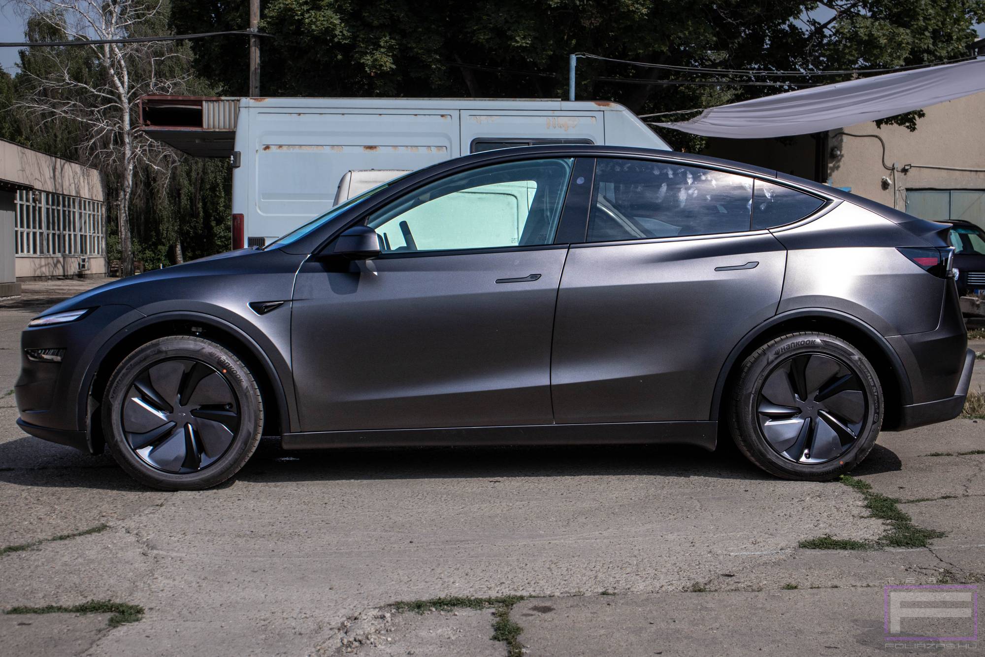 Model 3 Juniter 2025 szatén apolló szürke Tesla fóliázás - Teckwrap Apollo Grey SMT06 Teslafólia bal oldal nézet