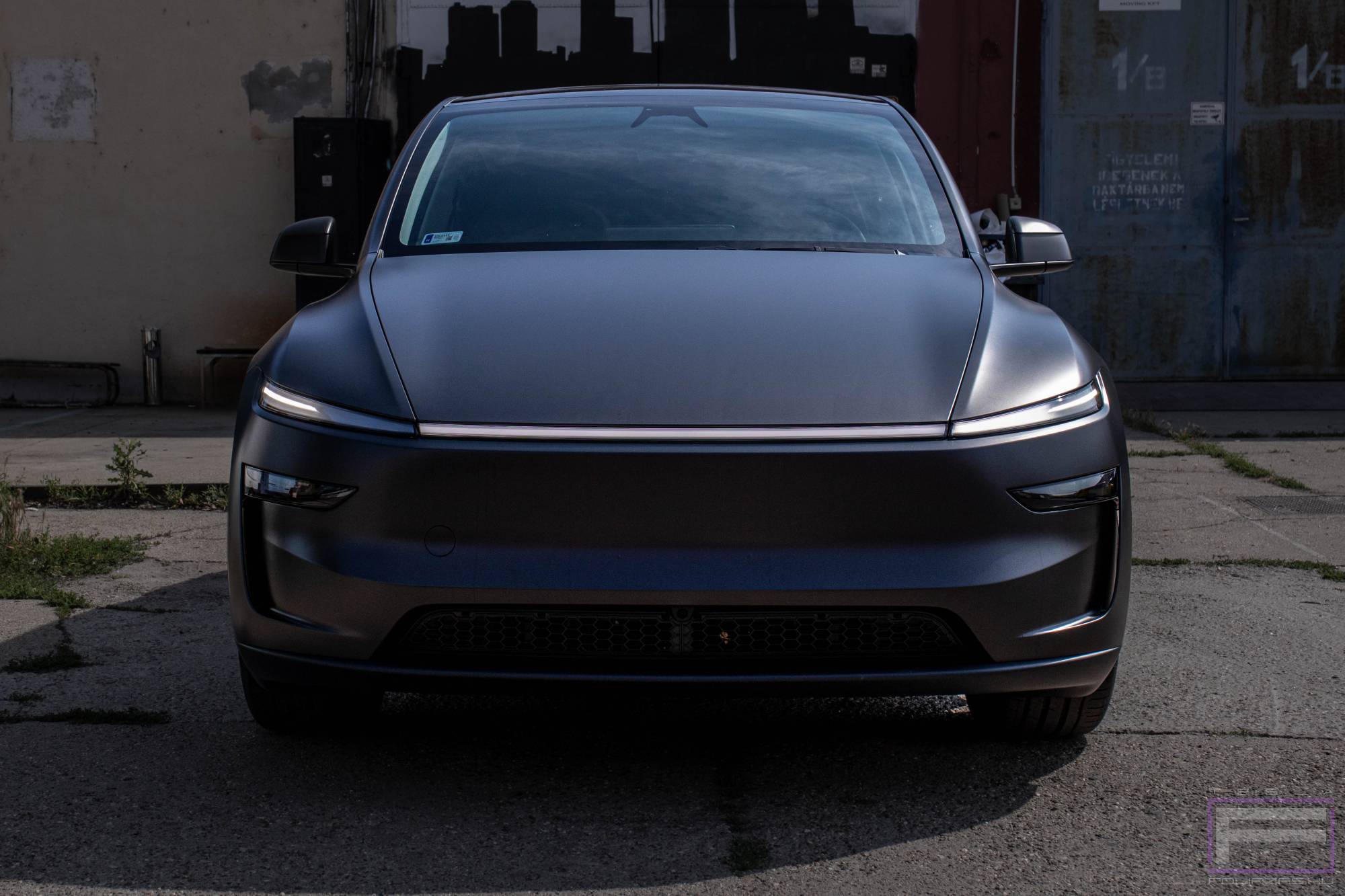 Model 3 Juniter 2025 szatén apolló szürke Tesla fóliázás - Teckwrap Apollo Grey SMT06 Teslafólia első nézet