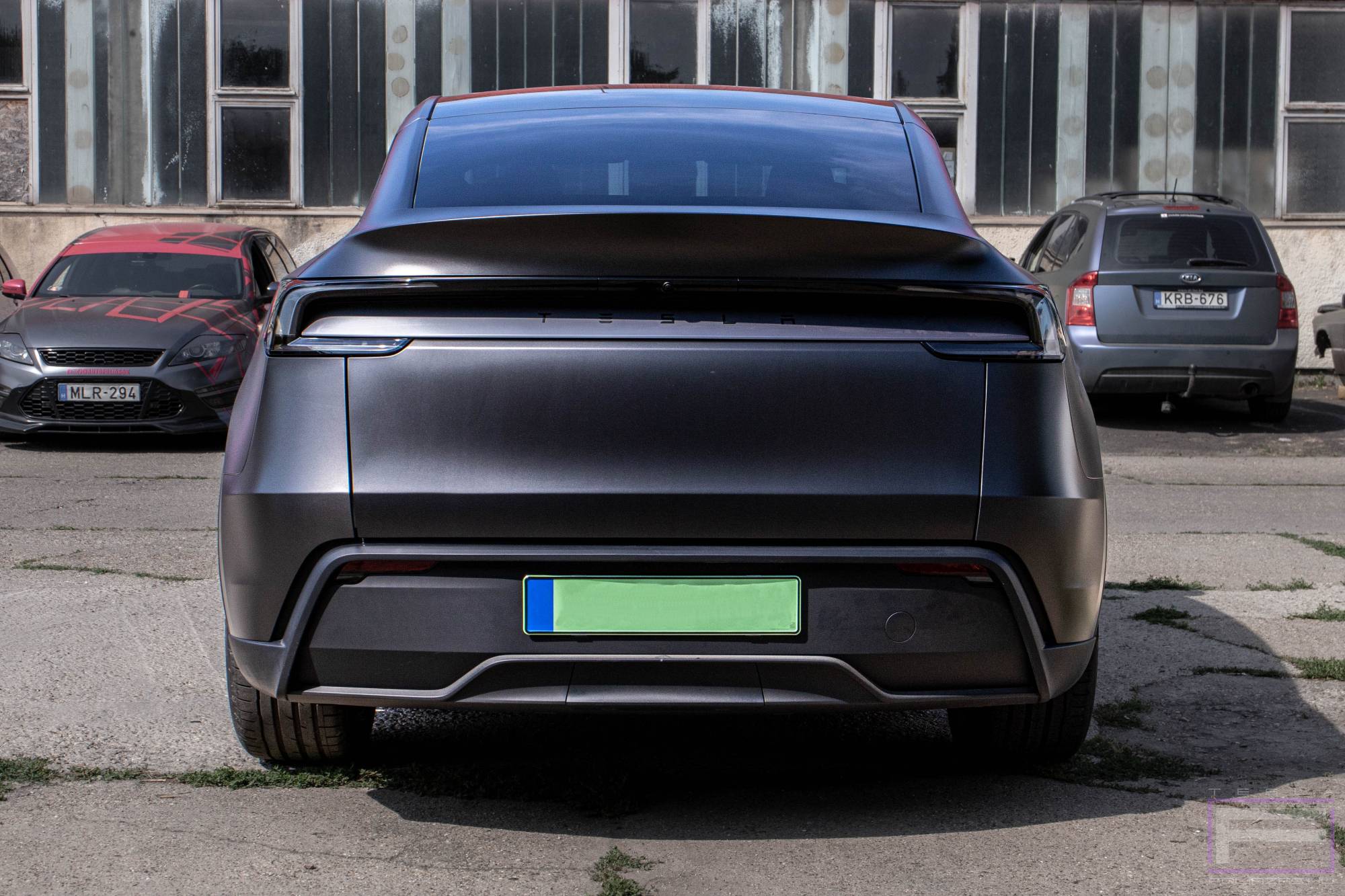 Model 3 Juniter 2025 szatén apolló szürke Tesla fóliázás - Teckwrap Apollo Grey SMT06 Teslafólia hátsó nézet