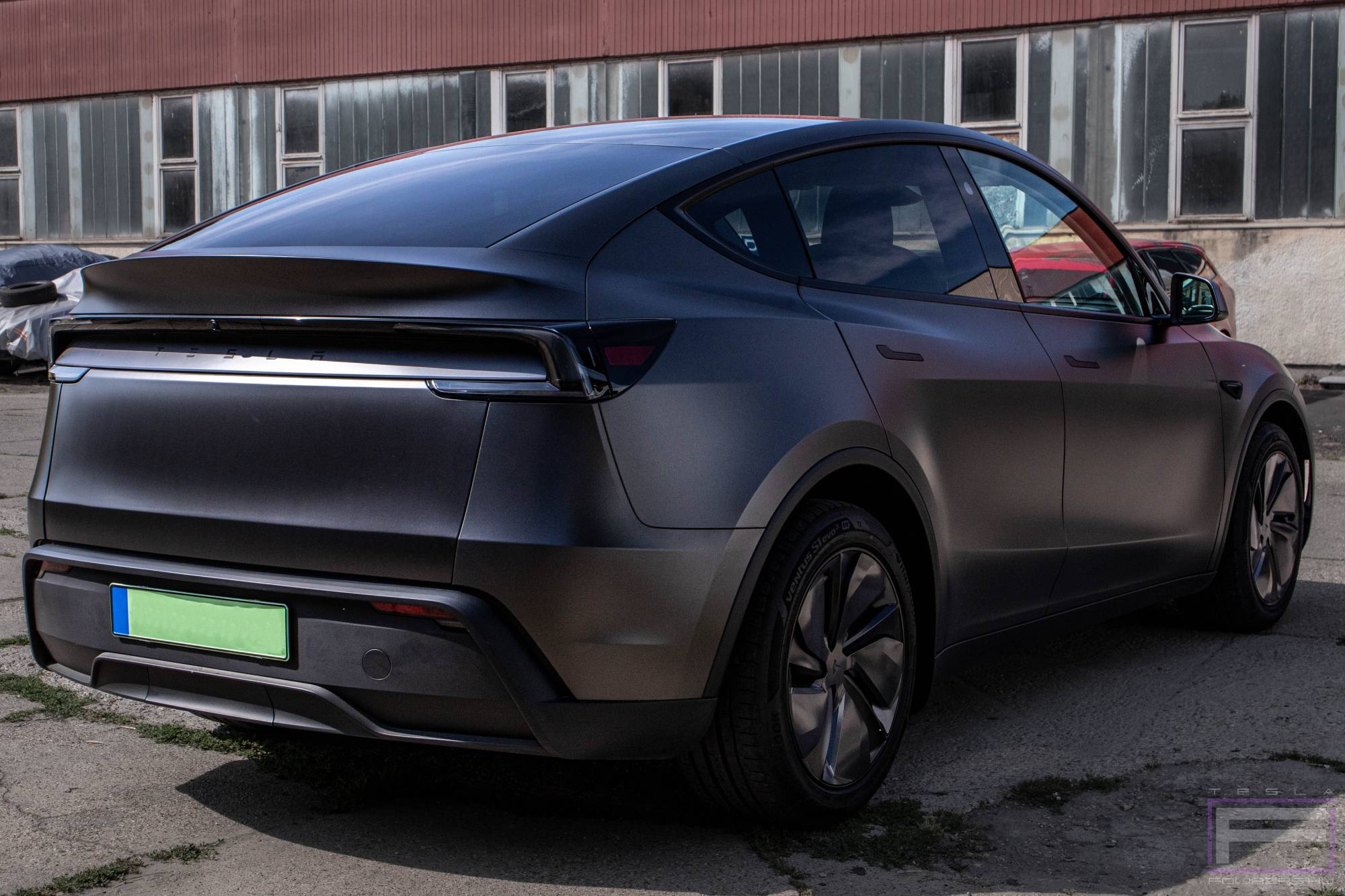 Model 3 Juniter 2025 szatén apolló szürke Tesla fóliázás - Teckwrap Apollo Grey SMT06 Teslafólia jobb hátsó nézet