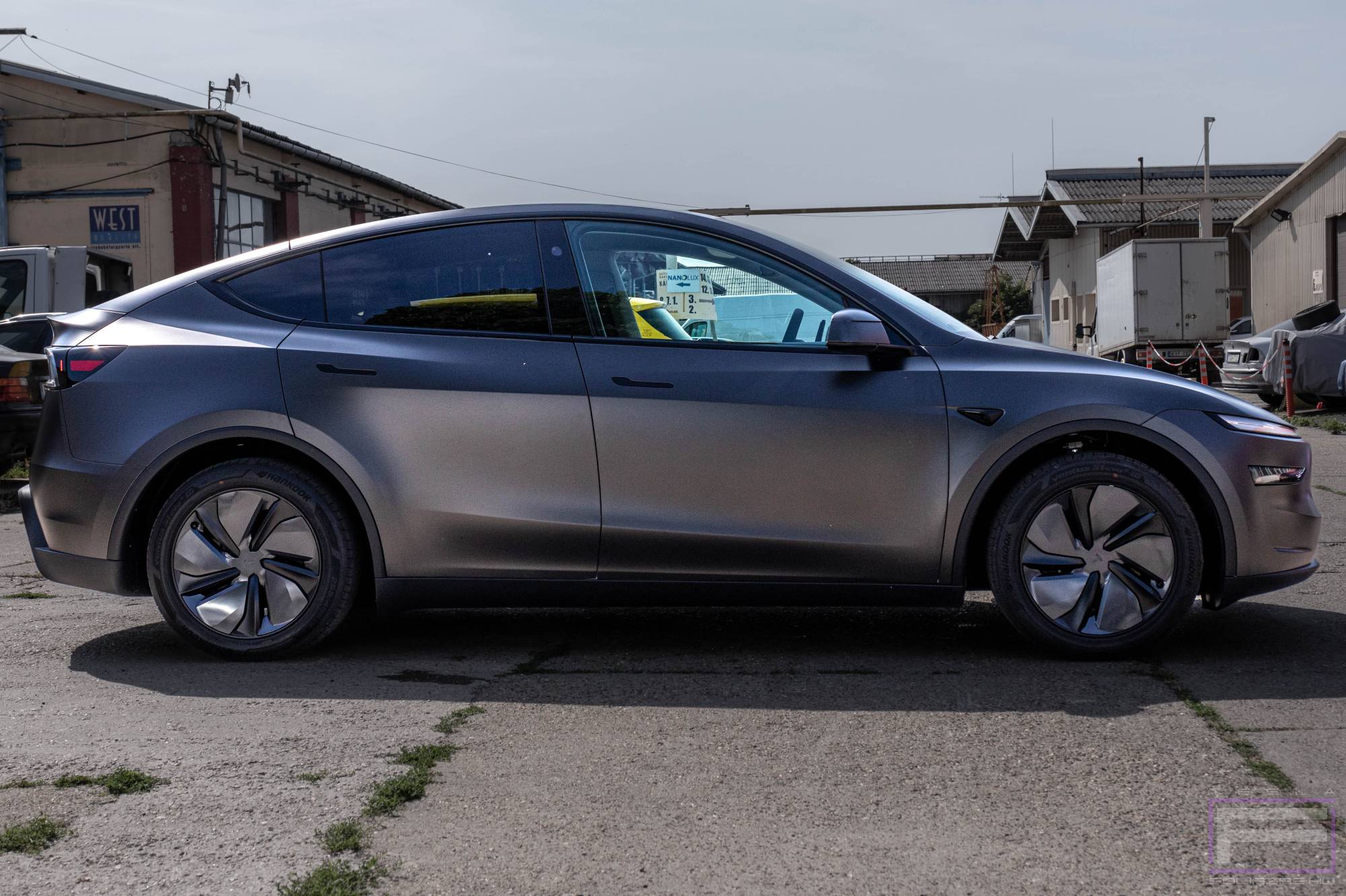Model 3 Juniter 2025 szatén apolló szürke Tesla fóliázás - Teckwrap Apollo Grey SMT06 Teslafólia jobb oldal nézet