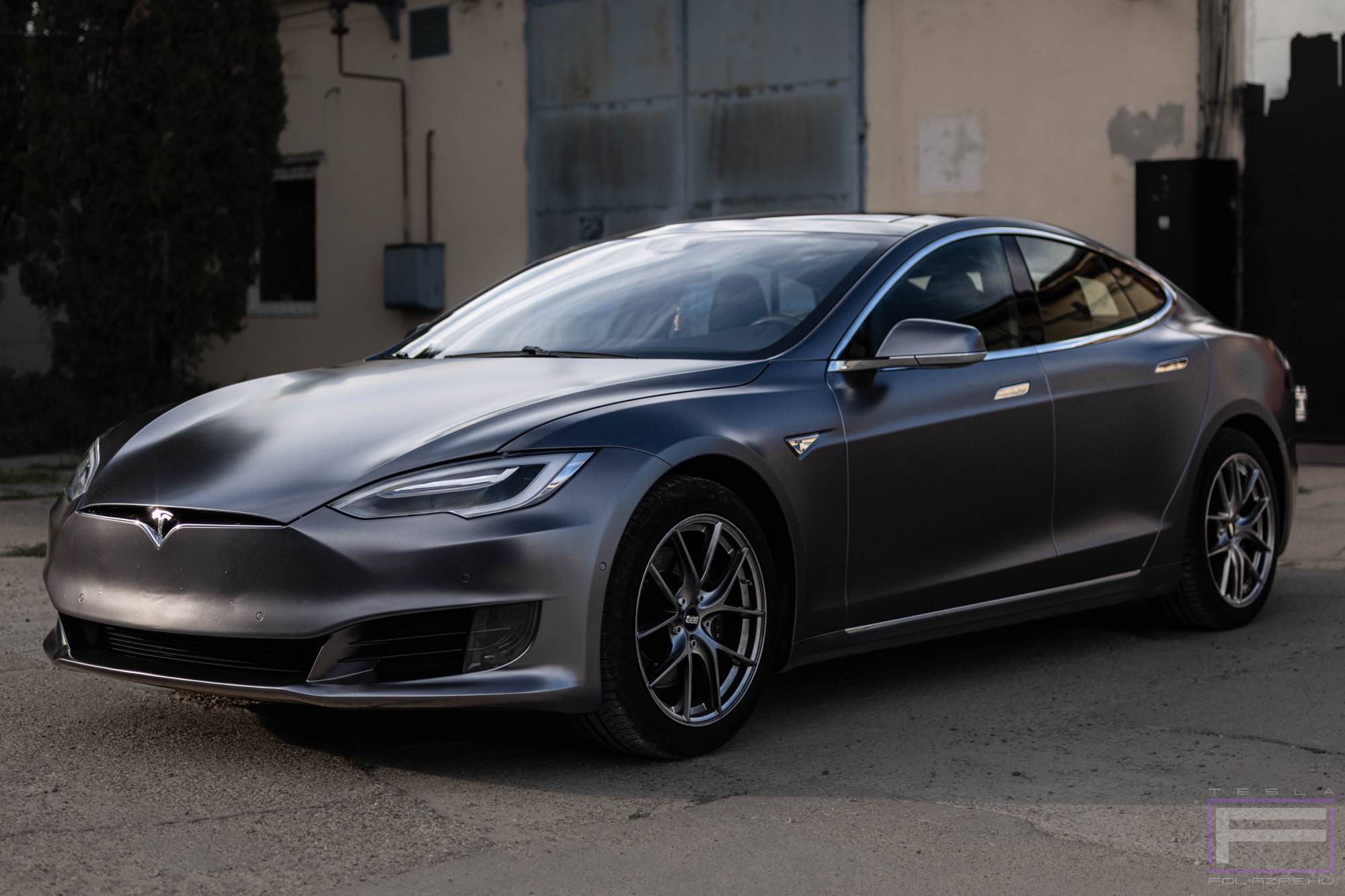 Model S 2020 szatén platina szürke Teslafóliázás - Teckwrap Dark Grey Platinum ECH21 Tesla fólia bal első nézet