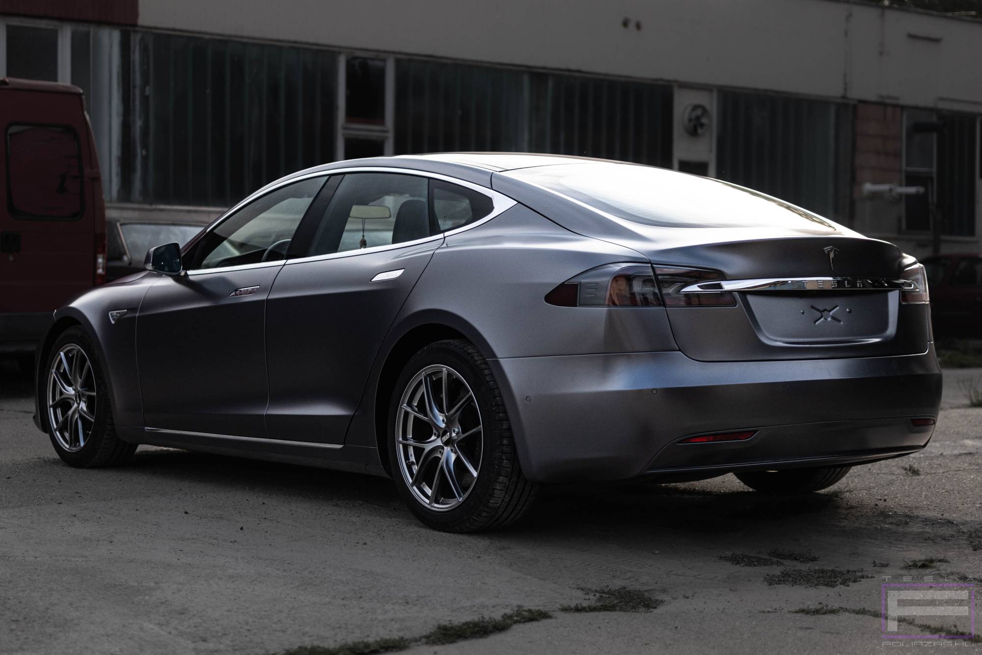 Model S 2020 szatén platina szürke Teslafóliázás - Teckwrap Dark Grey Platinum ECH21 Tesla fólia bal hátsó nézet