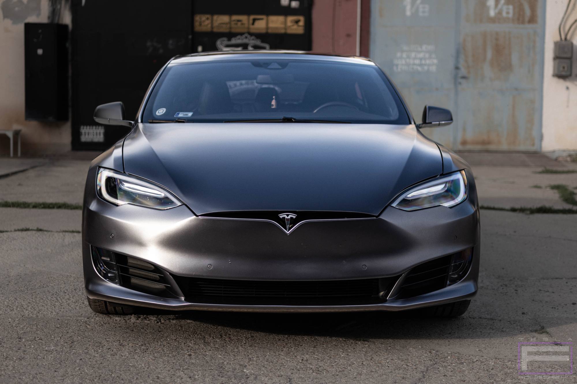 Model S 2020 szatén platina szürke Teslafóliázás - Teckwrap Dark Grey Platinum ECH21 Tesla fólia első nézet