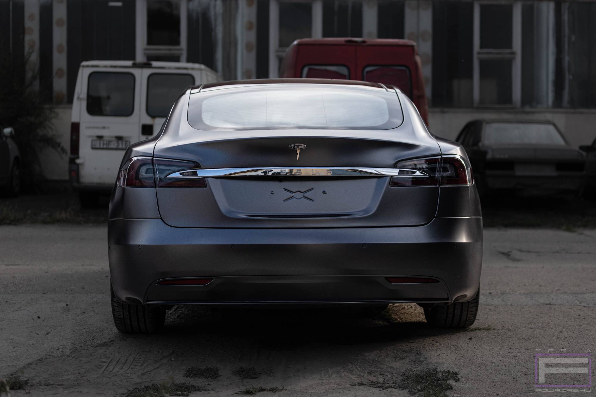 Model S 2020 szatén platina szürke Teslafóliázás - Teckwrap Dark Grey Platinum ECH21 Tesla fólia hátsó nézet