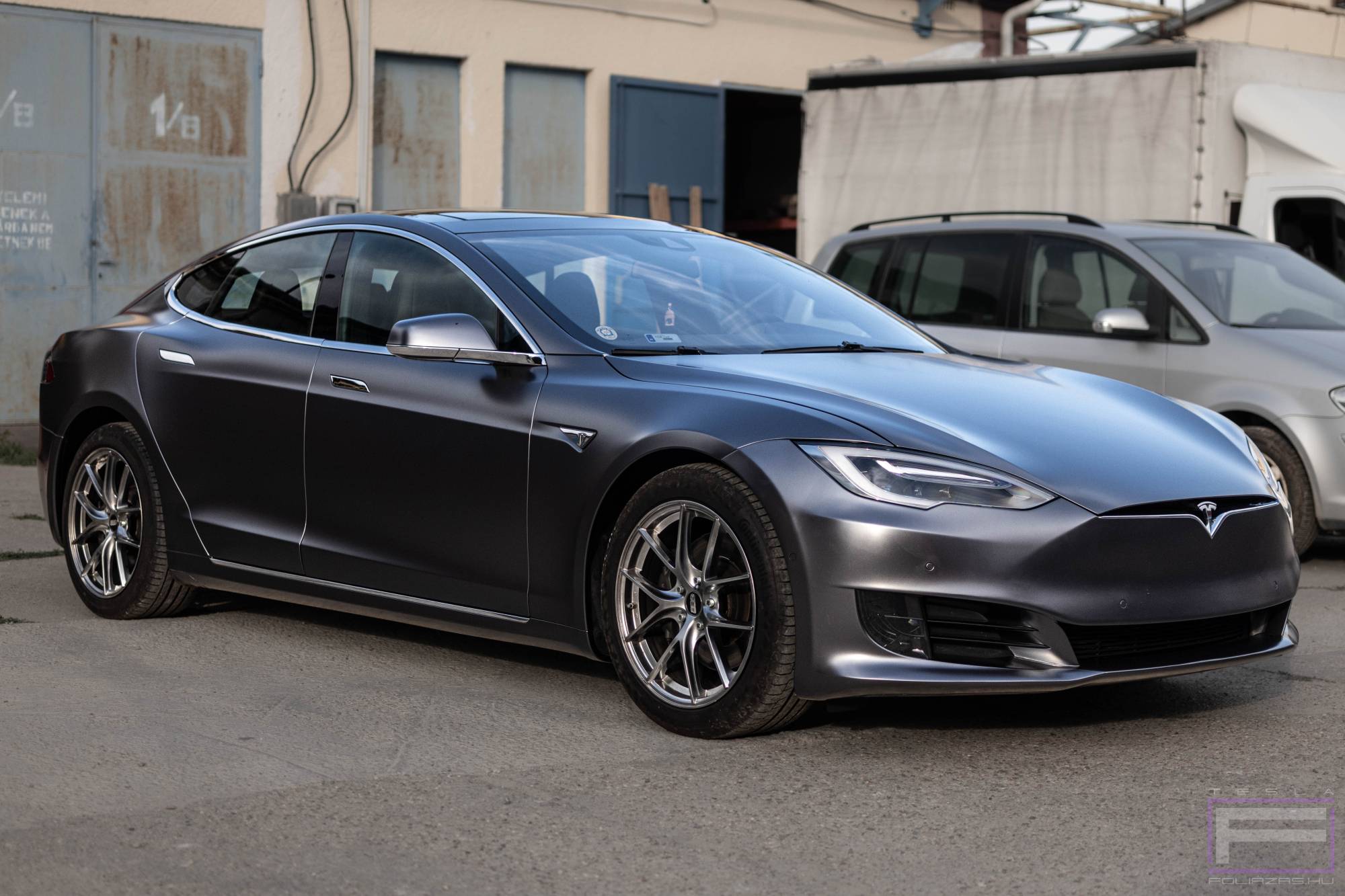 Model S 2020 szatén platina szürke Teslafóliázás - Teckwrap Dark Grey Platinum ECH21 Tesla fólia jobb első nézet