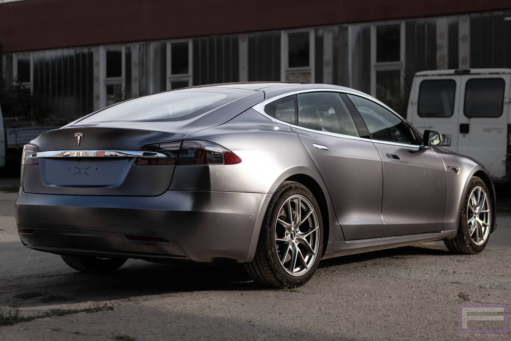 Model S 2020 szatén platina szürke Teslafóliázás - Teckwrap Dark Grey Platinum ECH21 Tesla fólia jobb hátsó nézet