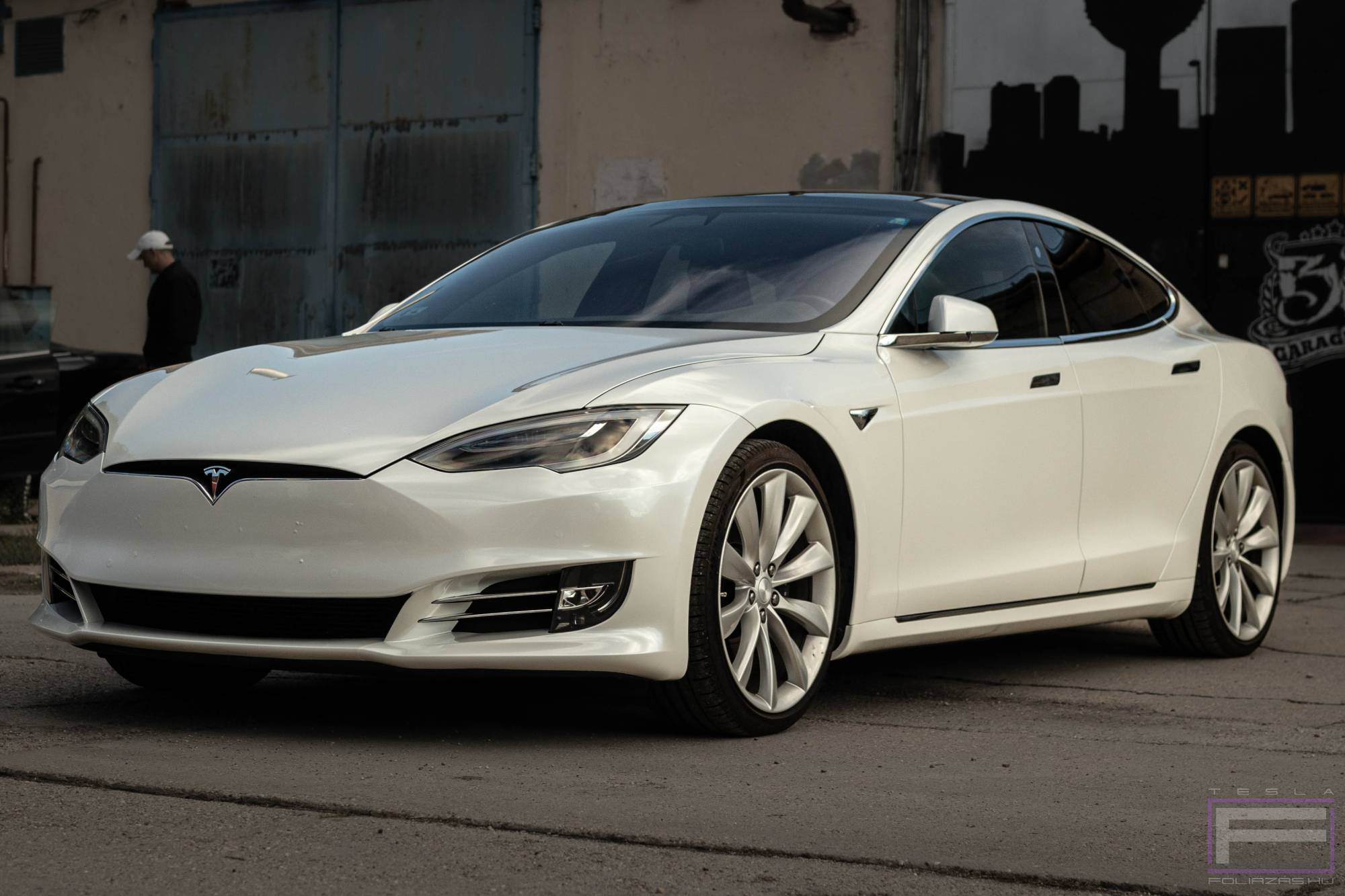 Model S 2022 fényes fehér Tesla fóliázás - Teckwrap White Pearl CK522-HD Teslafólia bal első nézet