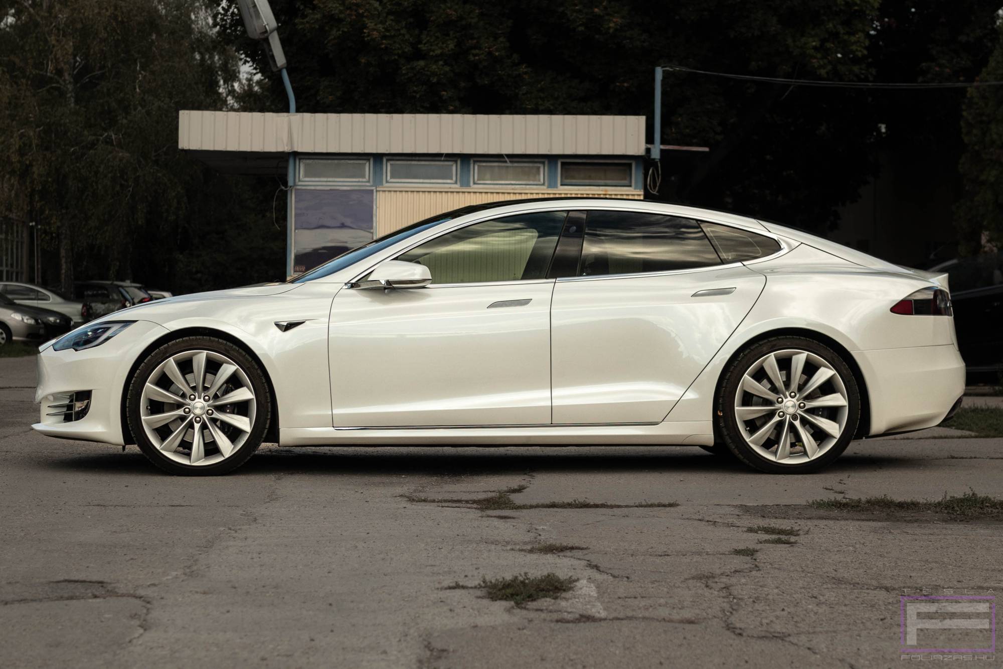 Model S 2022 fényes fehér Tesla fóliázás - Teckwrap White Pearl CK522-HD Teslafólia bal oldal nézet