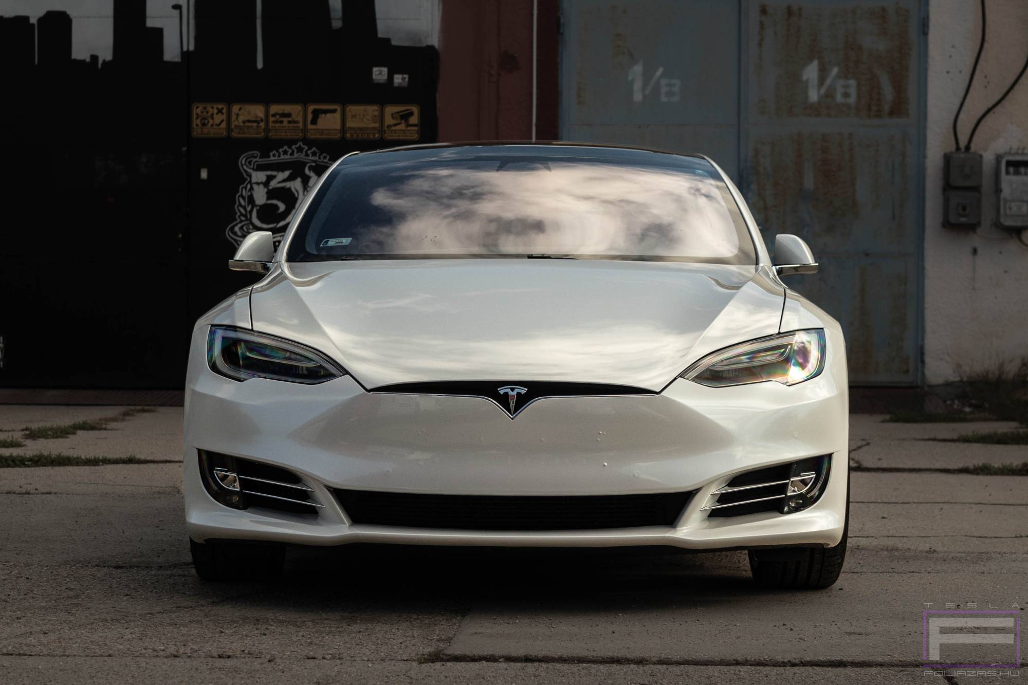 Model S 2022 fényes fehér Tesla fóliázás - Teckwrap White Pearl CK522-HD Teslafólia első nézet