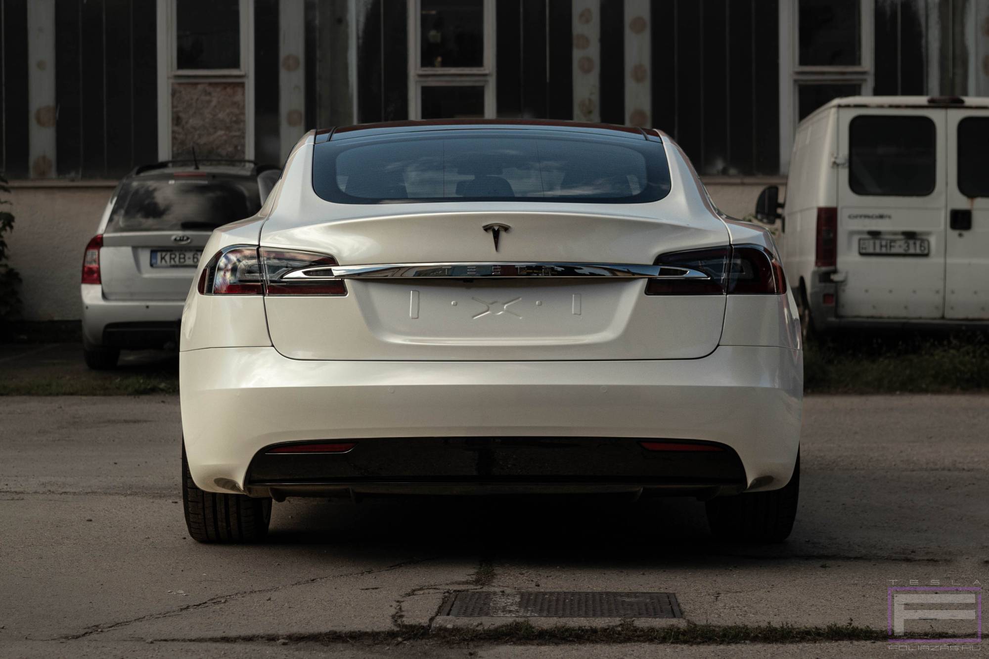 Model S 2022 fényes fehér Tesla fóliázás - Teckwrap White Pearl CK522-HD Teslafólia hátsó nézet