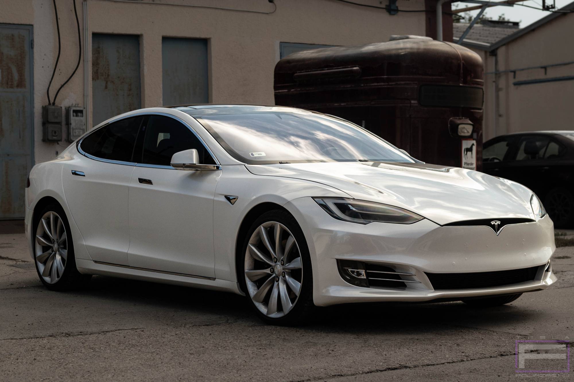 Model S 2022 fényes fehér Tesla fóliázás - Teckwrap White Pearl CK522-HD Teslafólia jobb első nézet