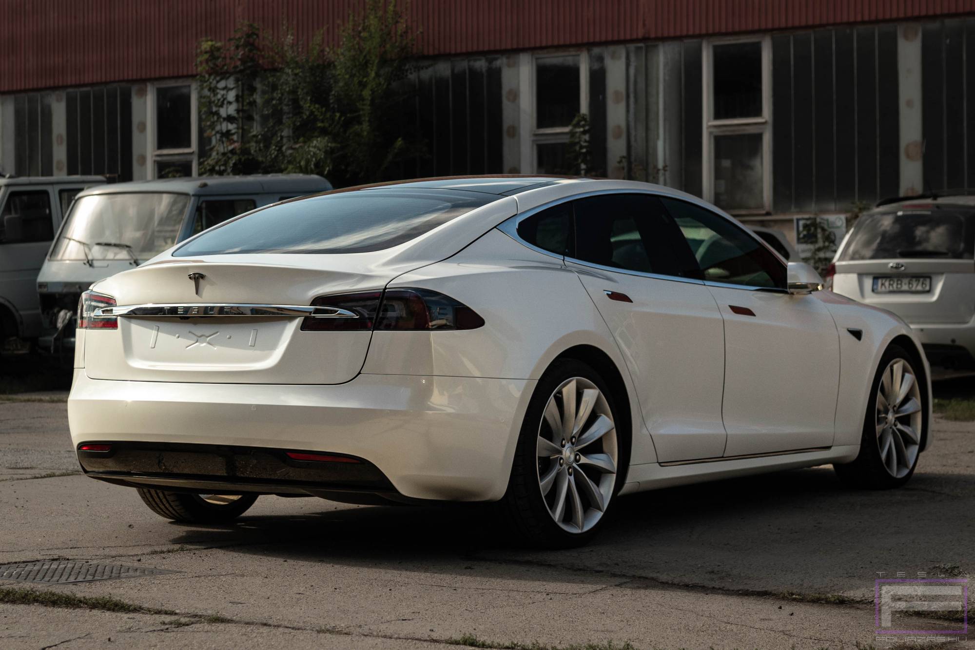 Model S 2022 fényes fehér Tesla fóliázás - Teckwrap White Pearl CK522-HD Teslafólia jobb hátsó nézet
