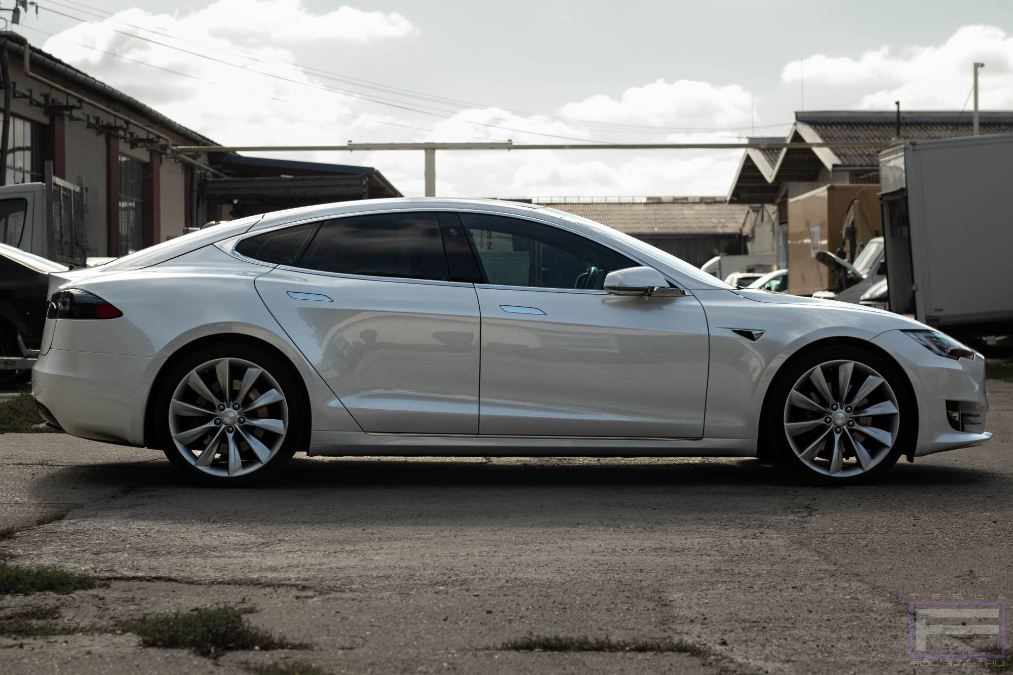 Model S 2022 fényes fehér Tesla fóliázás - Teckwrap White Pearl CK522-HD Teslafólia jobb oldal nézet