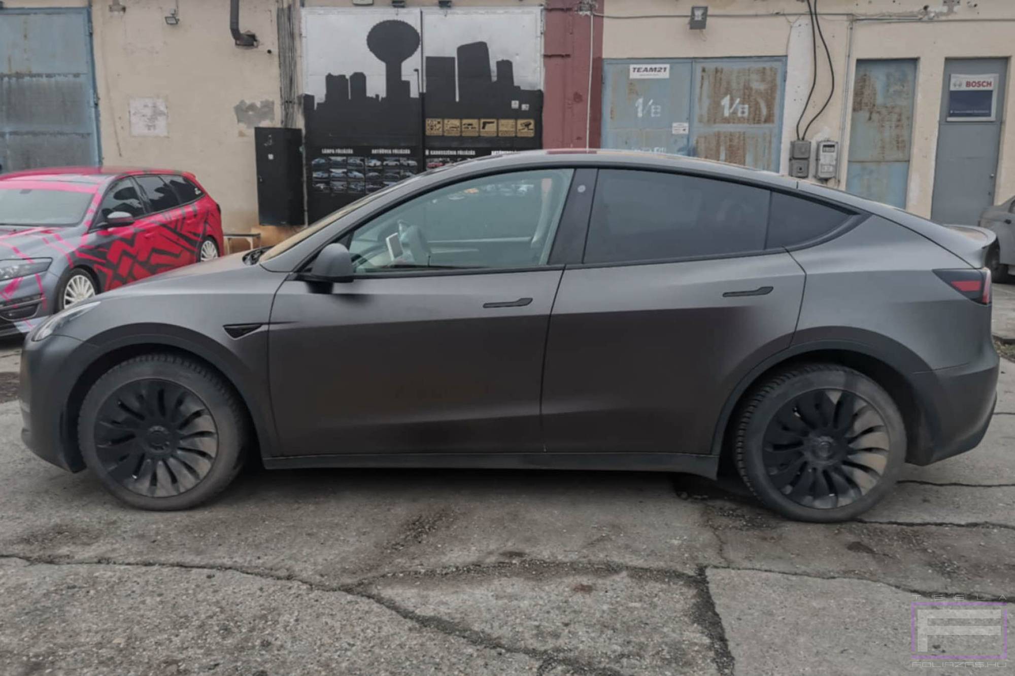 Model Y 2020 matt szénszürke Tesla fóliázás - Teckwrap Dark Grey Silk HM01 Teslafólia bal oldal nézet
