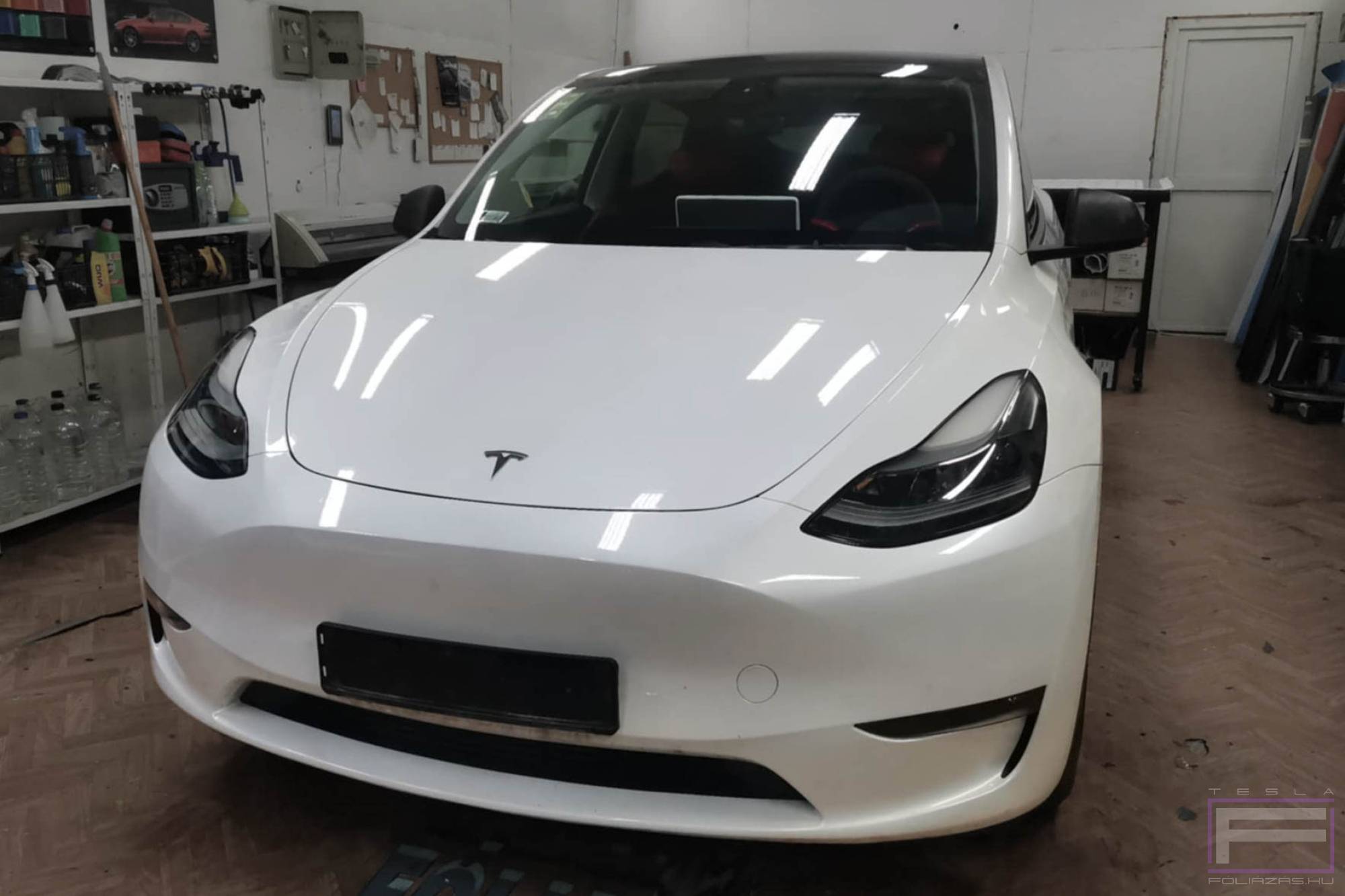 Model Y 2020 matt szénszürke Tesla fóliázás - Teckwrap Dark Grey Silk HM01 Teslafólia eredeti állapot
