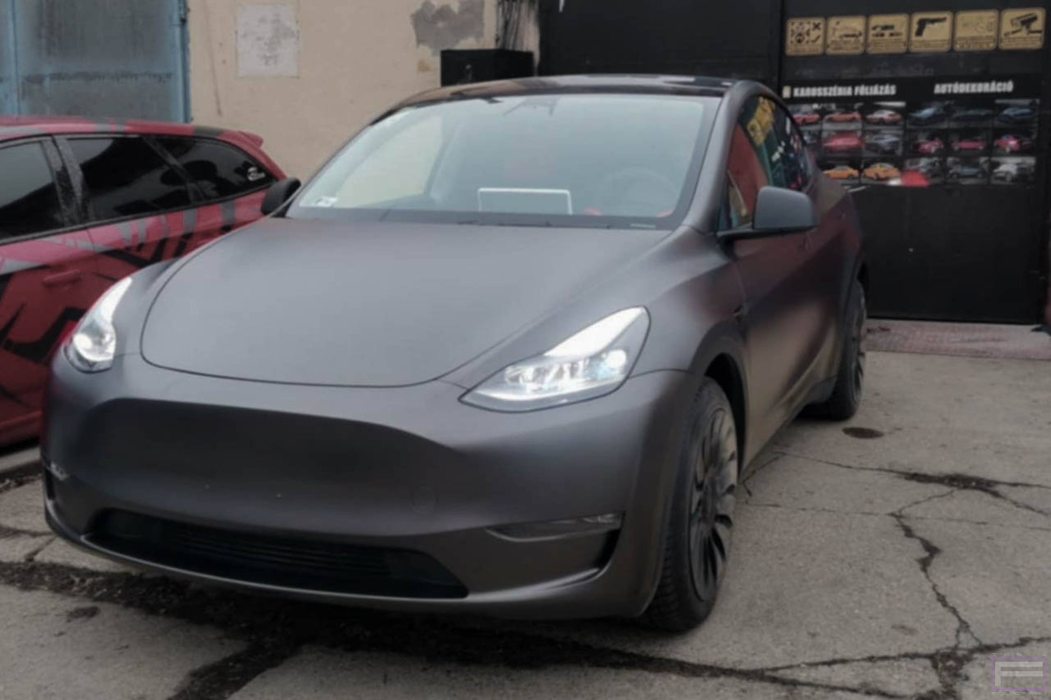 Model Y 2020 matt szénszürke Tesla fóliázás - Teckwrap Dark Grey Silk HM01 Teslafólia fejléc
