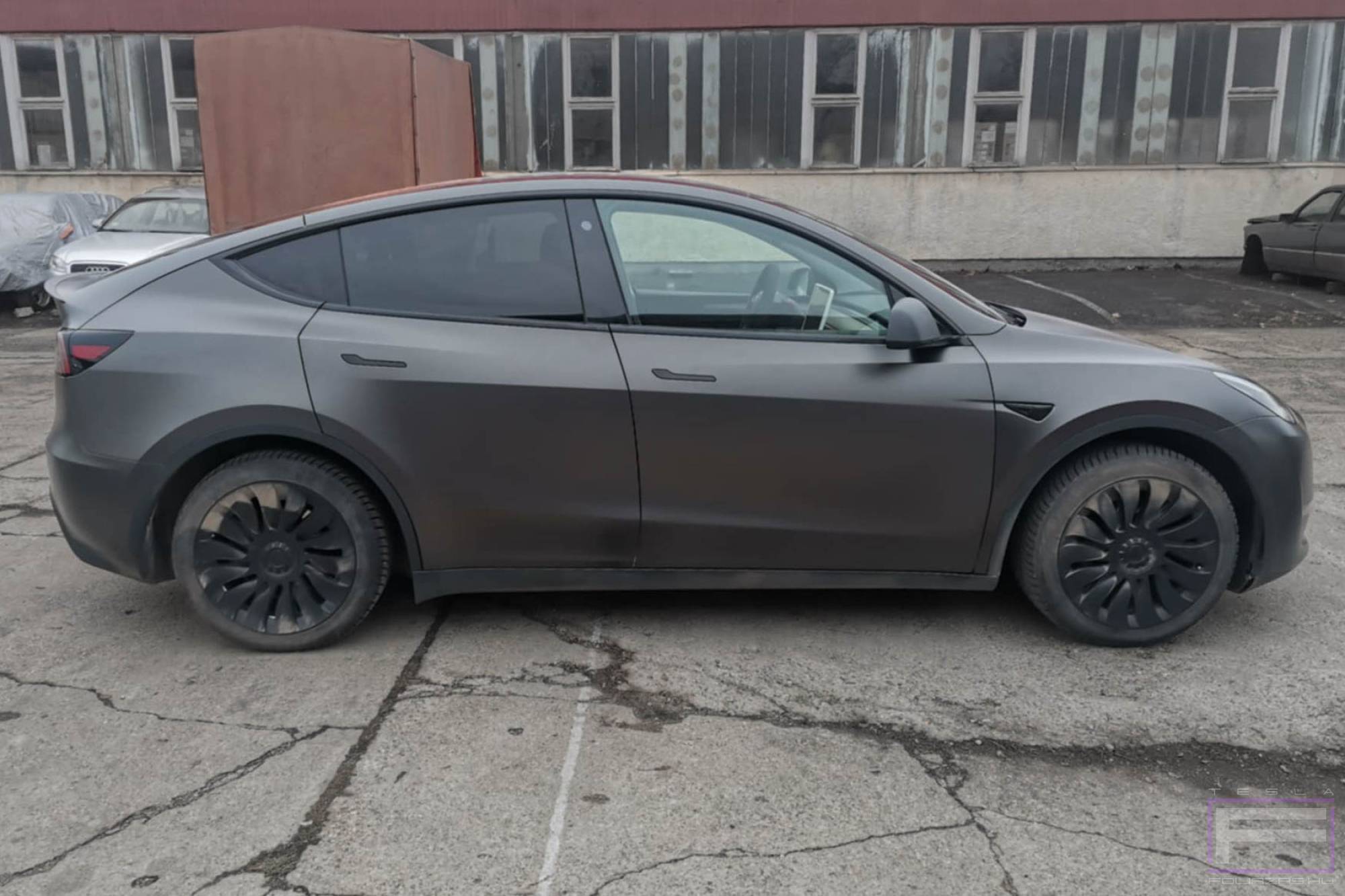 Model Y 2020 matt szénszürke Tesla fóliázás - Teckwrap Dark Grey Silk HM01 Teslafólia jobb oldal nézet