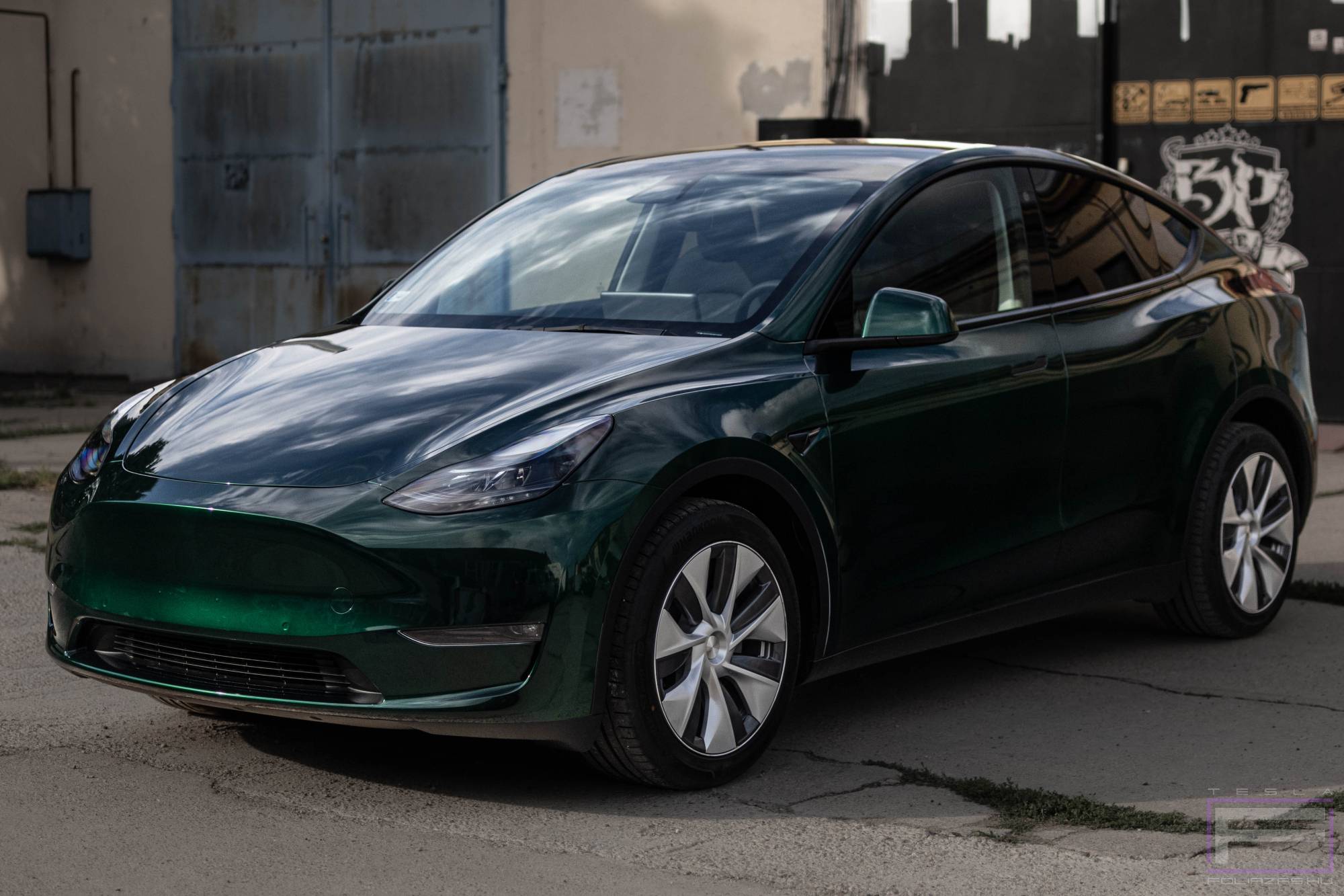 Model Y 2022 fényes vadász zöld Tesla fóliázás - Teckwrap Hunter green GAL29-HD Teslafólia bal első nézet