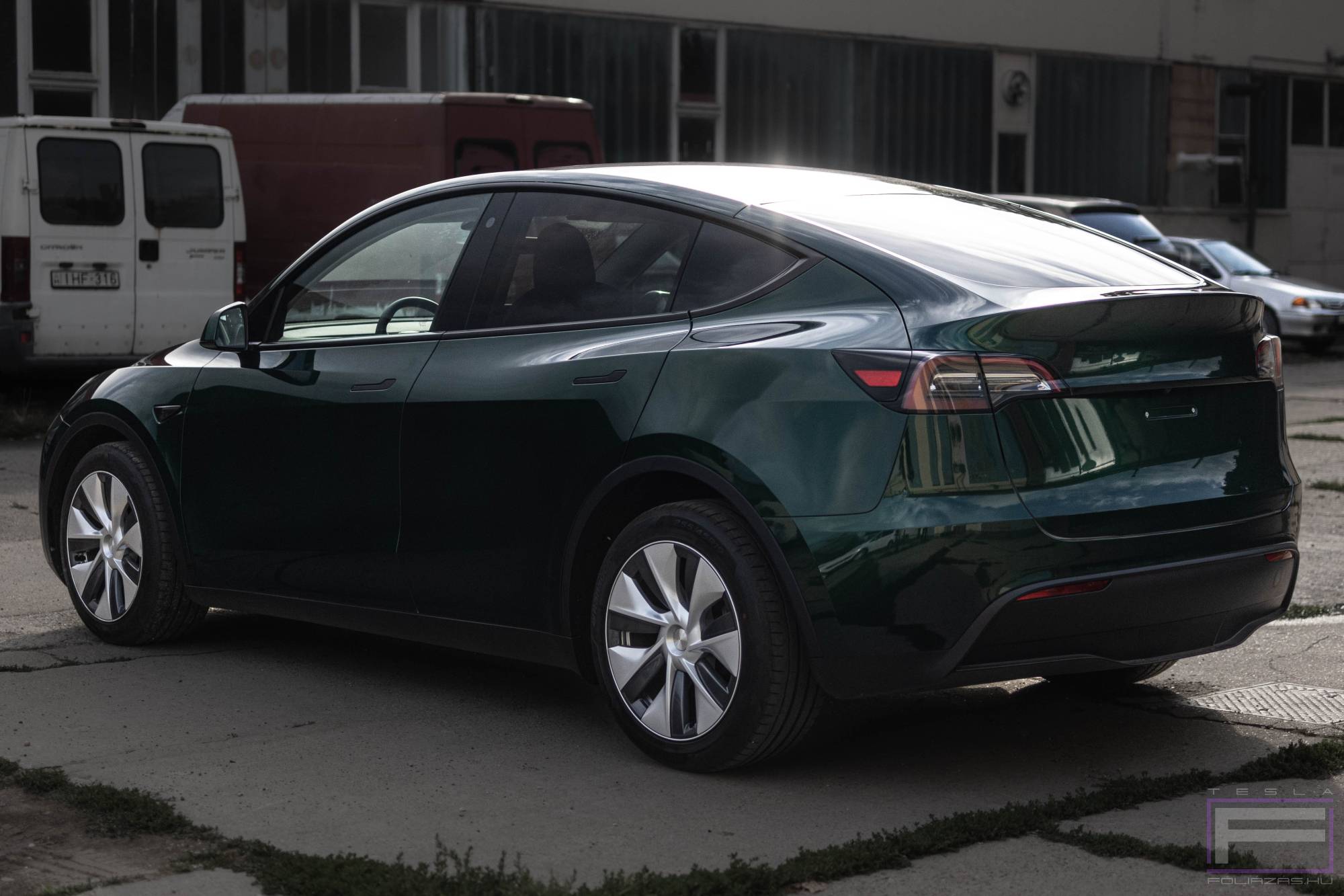 Model Y 2022 fényes vadász zöld Tesla fóliázás - Teckwrap Hunter green GAL29-HD Teslafólia bal hátsó nézet