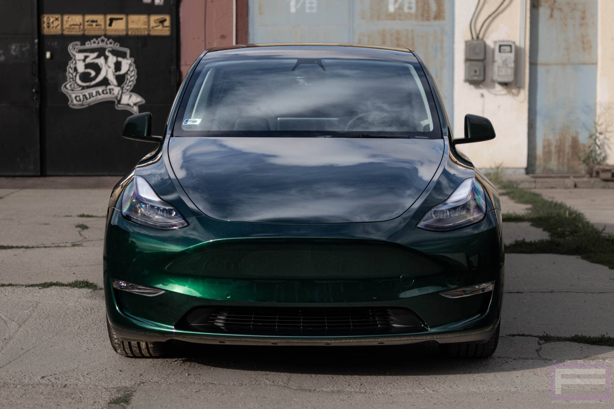 Model Y 2022 fényes vadász zöld Tesla fóliázás - Teckwrap Hunter green GAL29-HD Teslafólia első nézet