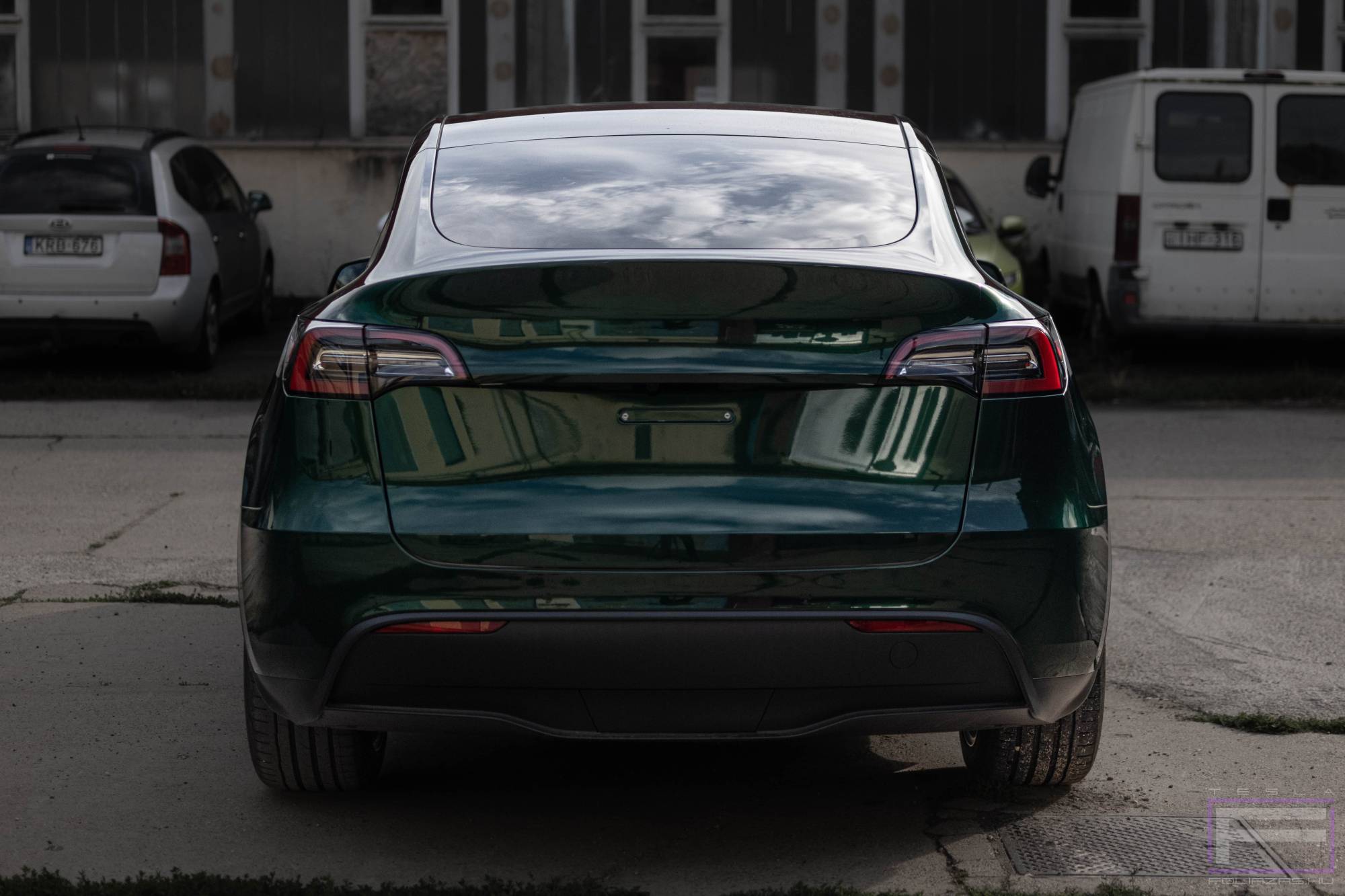 Model Y 2022 fényes vadász zöld Tesla fóliázás - Teckwrap Hunter green GAL29-HD Teslafólia hátsó nézet