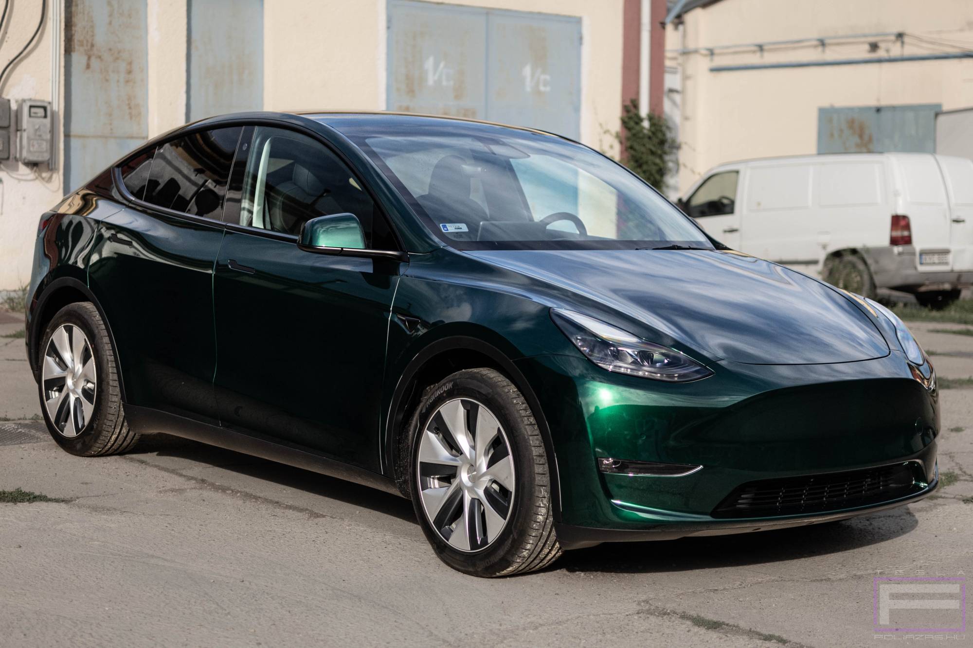 Model Y 2022 fényes vadász zöld Tesla fóliázás - Teckwrap Hunter green GAL29-HD Teslafólia jobb első nézet