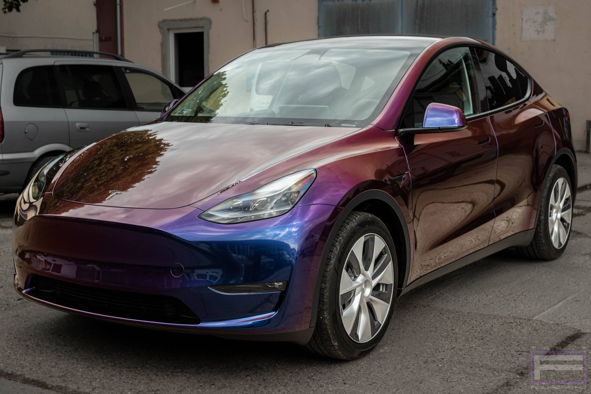 Model Y 2023 fényes lila-arany-bordó flip-flop Teslafóliázás - Teckwrap Violet Sunrise RD14-HD Tesla fólia bal első nézet