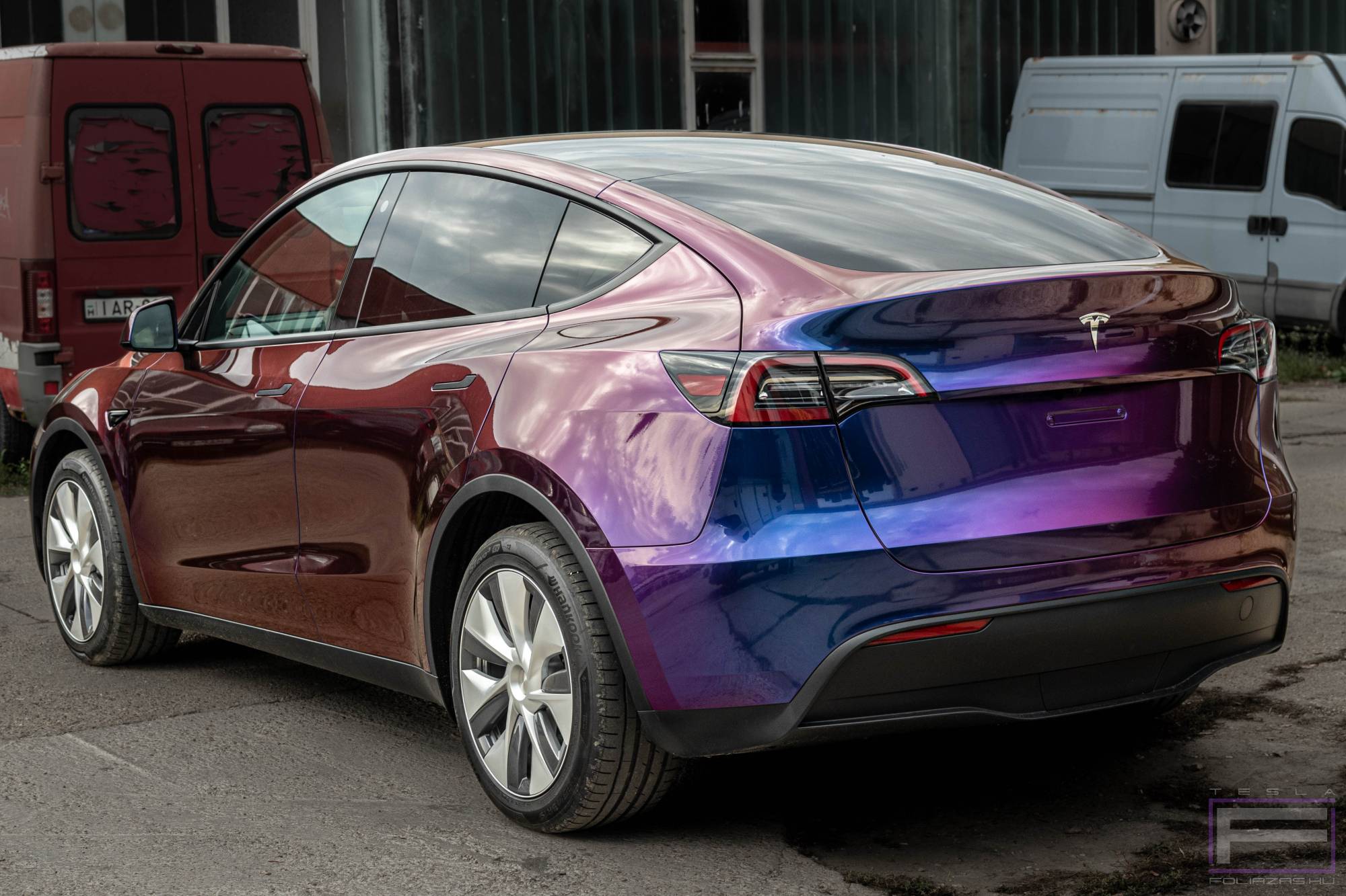 Model Y 2023 fényes lila-arany-bordó flip-flop Teslafóliázás - Teckwrap Violet Sunrise RD14-HD Tesla fólia bal hátsó nézet