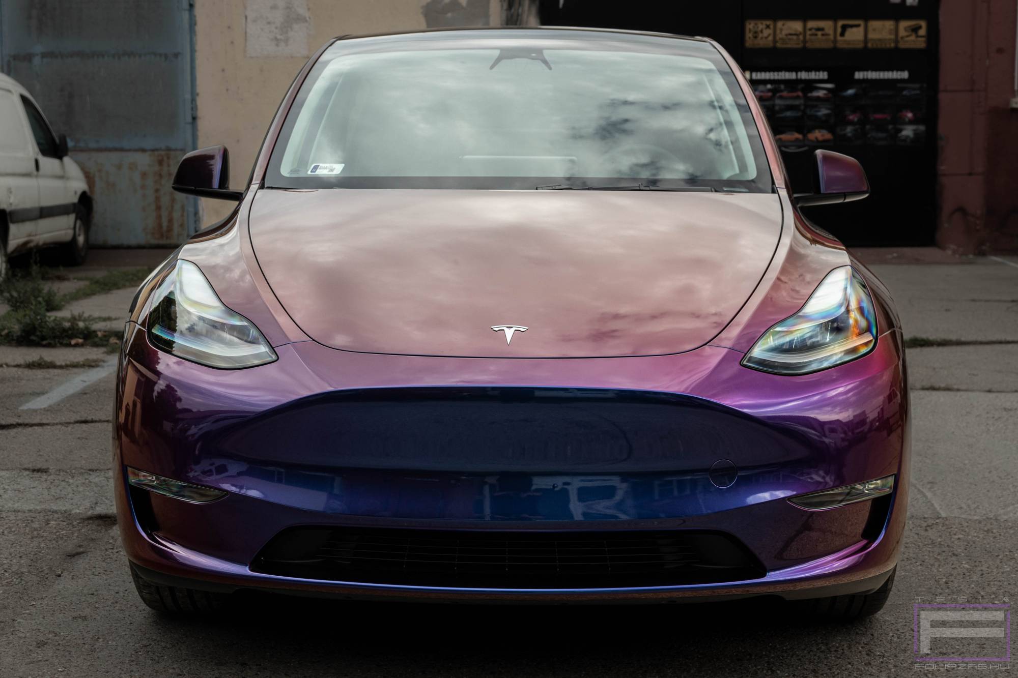 Model Y 2023 fényes lila-arany-bordó flip-flop Teslafóliázás - Teckwrap Violet Sunrise RD14-HD Tesla fólia első nézet