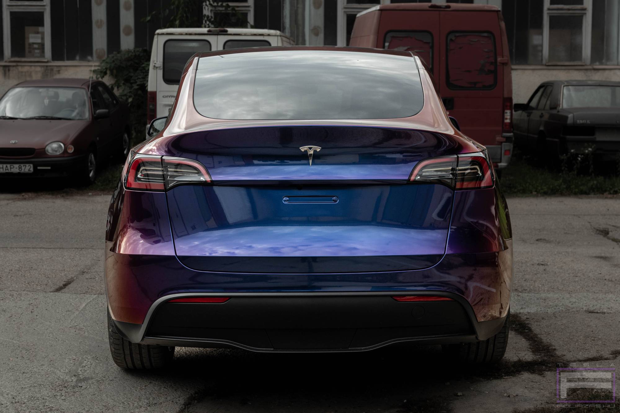 Model Y 2023 fényes lila-arany-bordó flip-flop Teslafóliázás - Teckwrap Violet Sunrise RD14-HD Tesla fólia hátsó nézet