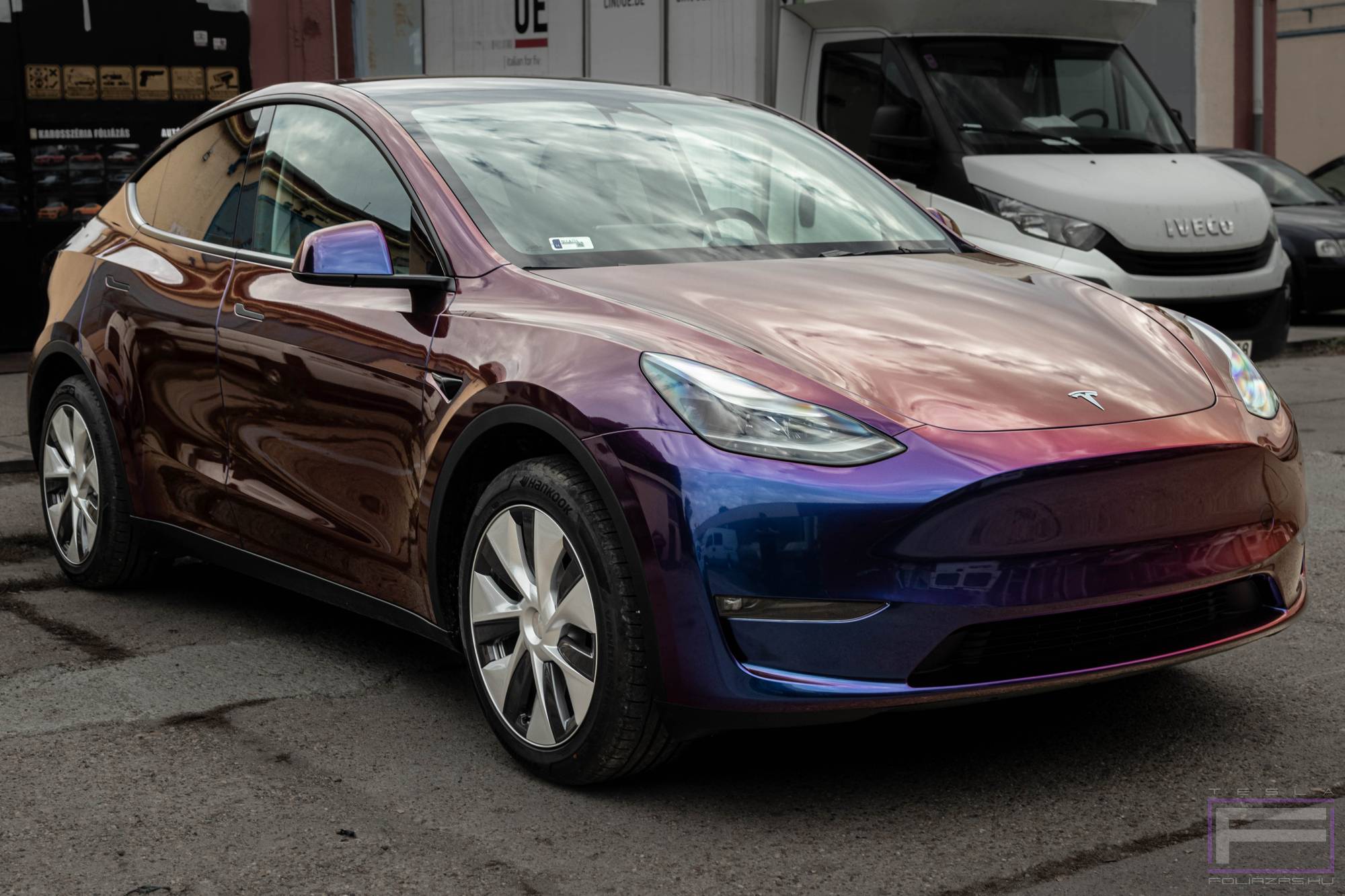 Model Y 2023 fényes lila-arany-bordó flip-flop Teslafóliázás - Teckwrap Violet Sunrise RD14-HD Tesla fólia jobb első nézet