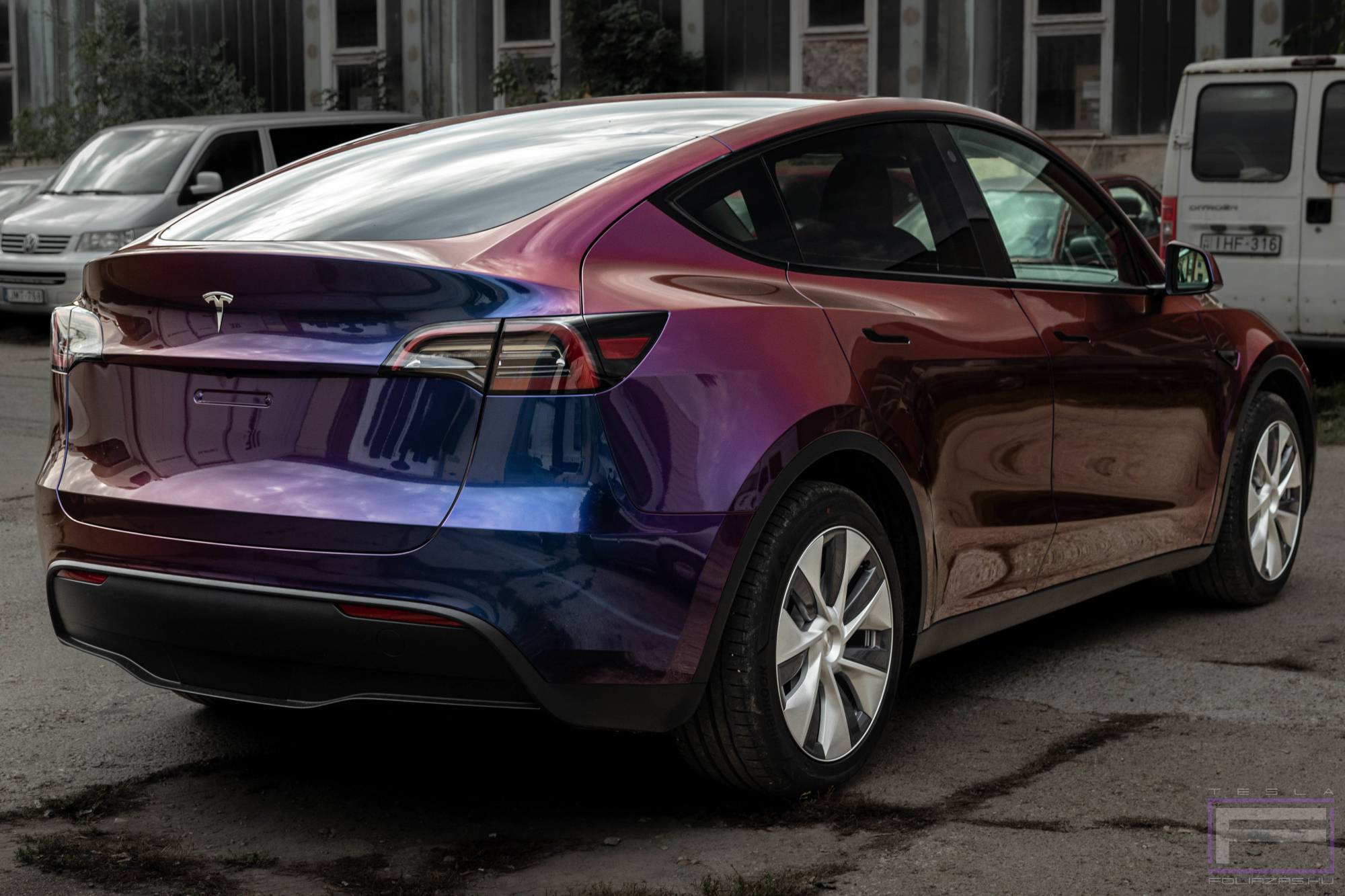 Model Y 2023 fényes lila-arany-bordó flip-flop Teslafóliázás - Teckwrap Violet Sunrise RD14-HD Tesla fólia jobb hátsó nézet