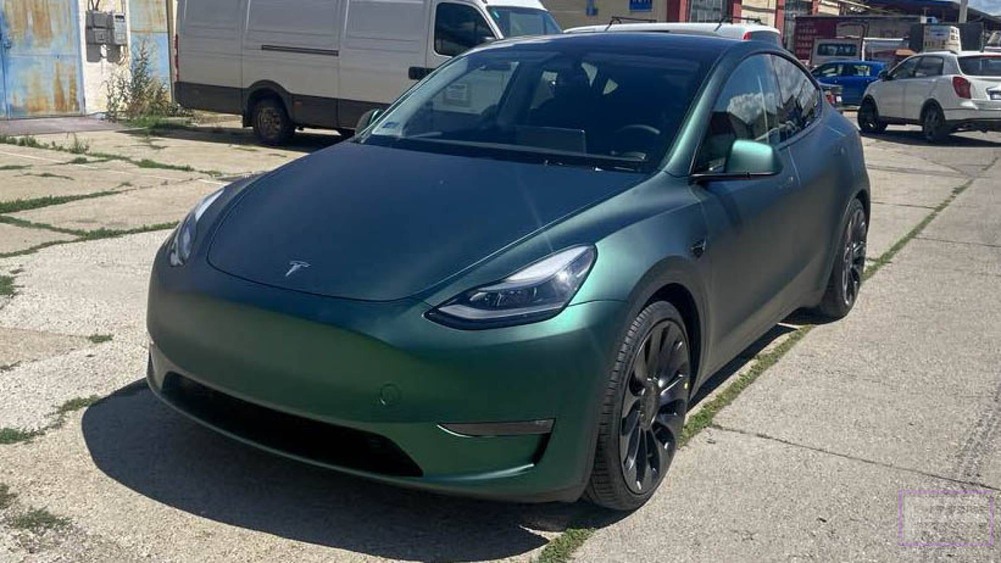 Model Y 2023 matt mély zöld Tesla fóliázás - Teckwrap Jewel Green SMT16 Teslafólia bal első nézet